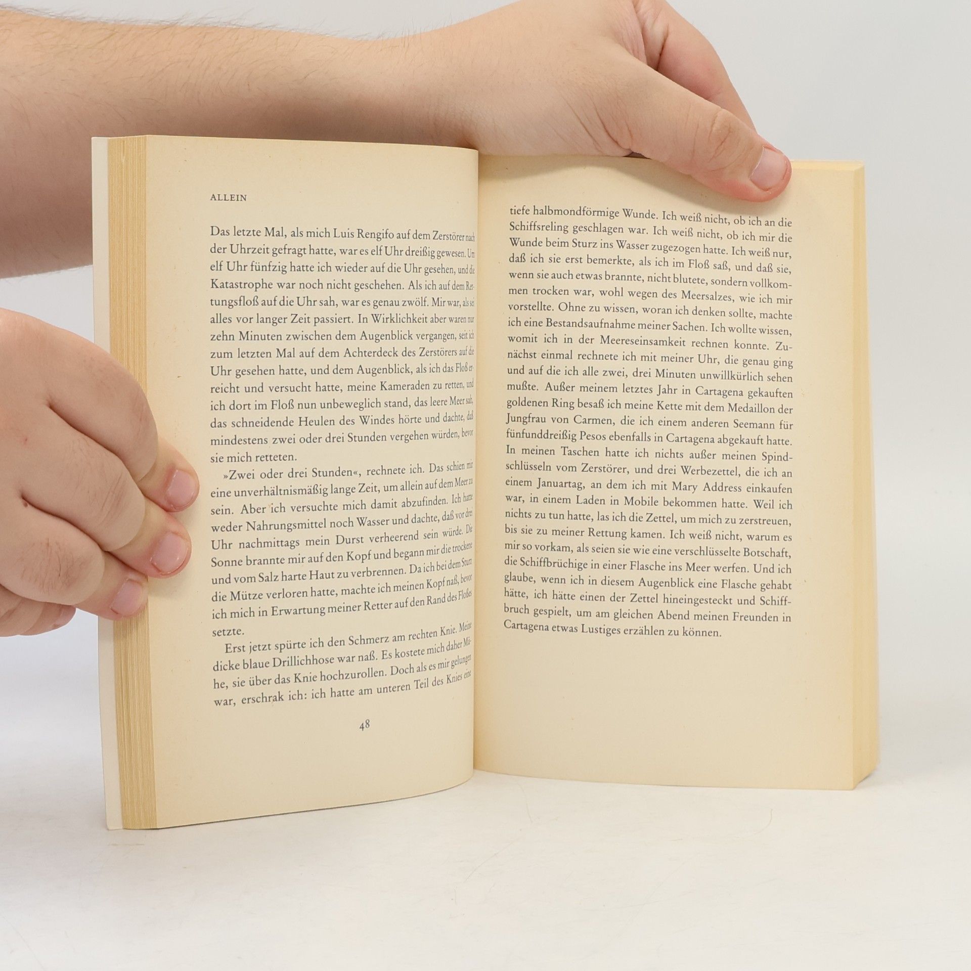 Gabriel García Márquez Bericht eines Schiffbrüchigen, der zehn Tage lang, ohne zu essen und zu trinken, auf einem Floss trieb, der zum Helden des Vaterlandes ausgerufen, von Schönheitsköniginnen geküsst, durch Werbung reich, gleich darauf durch die Regierung verwünscht und dann für immer vergessen wurde