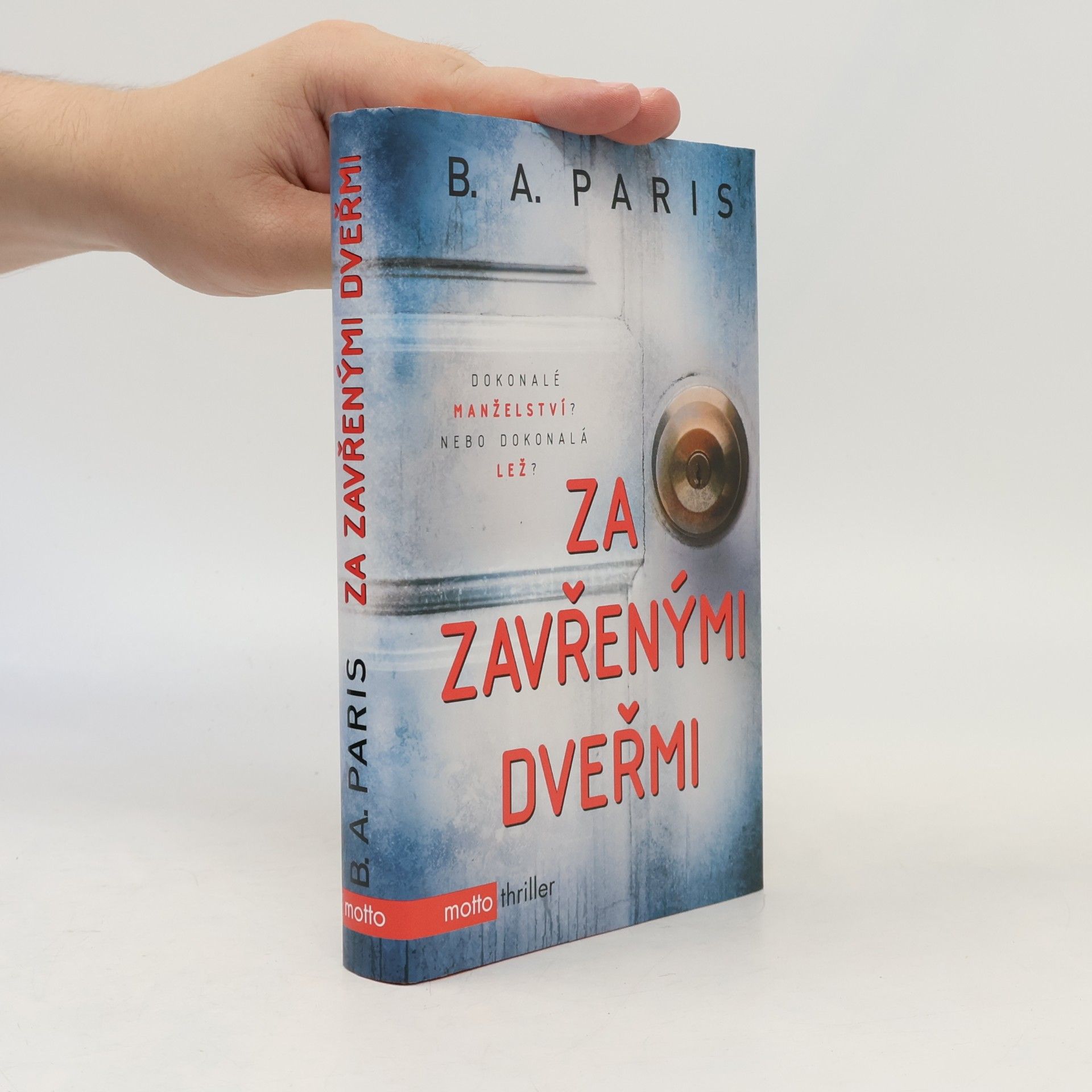B.A. Paris Za zavřenými dveřmi