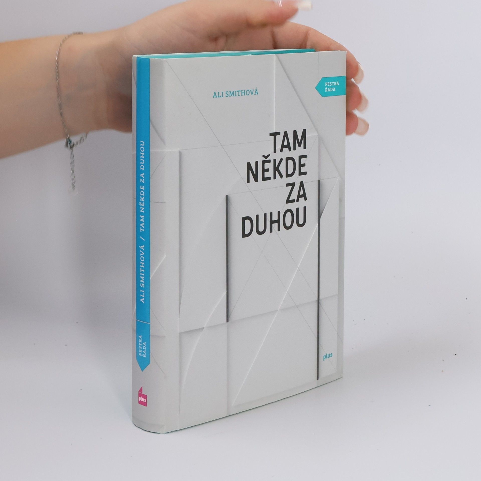 Ali Smith Tam někde za duhou