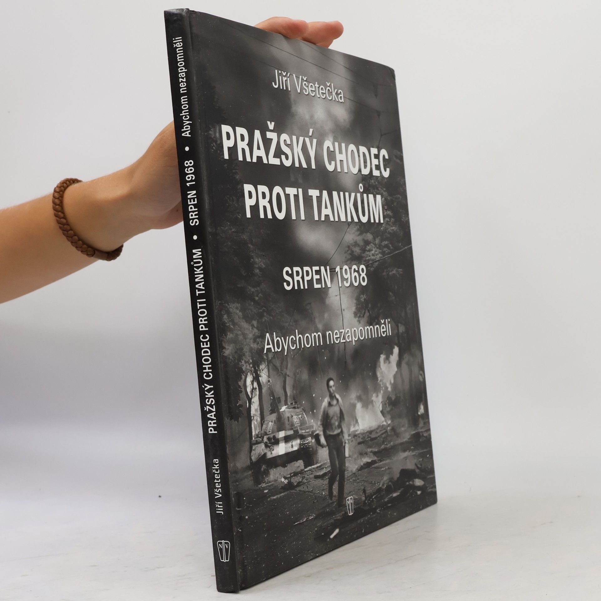 Pražský chodec proti tankům