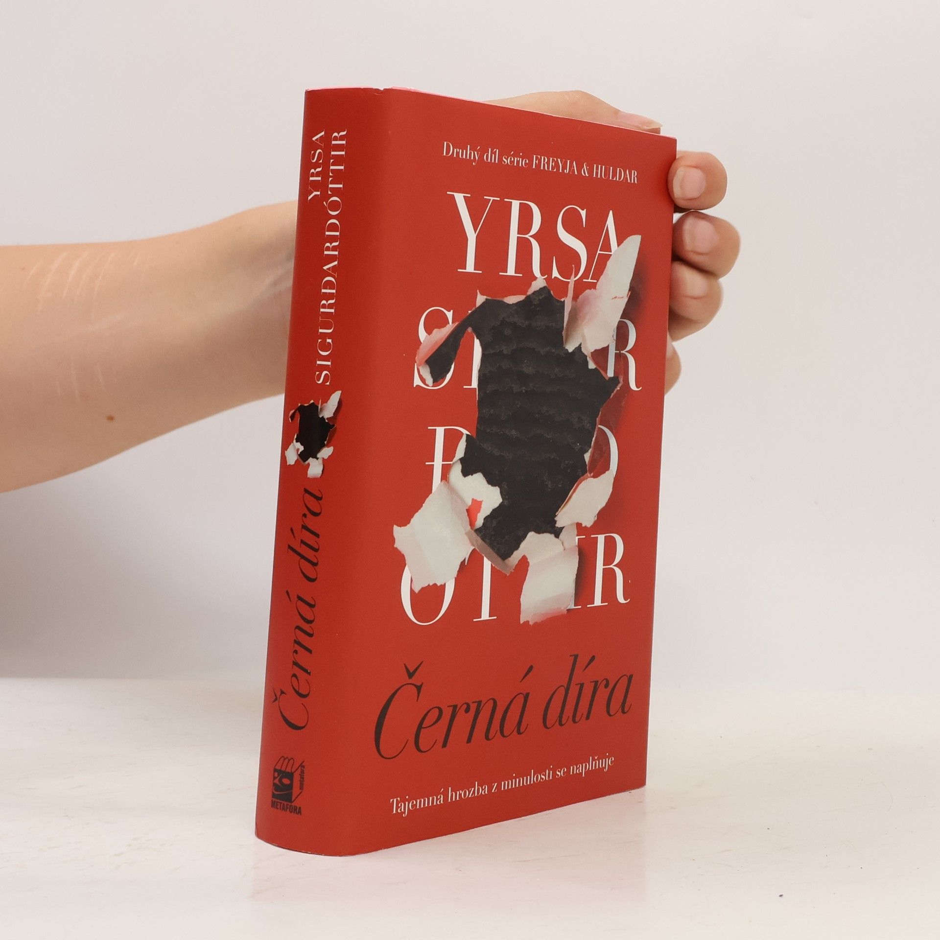 Yrsa Sigurðardóttir Černá díra