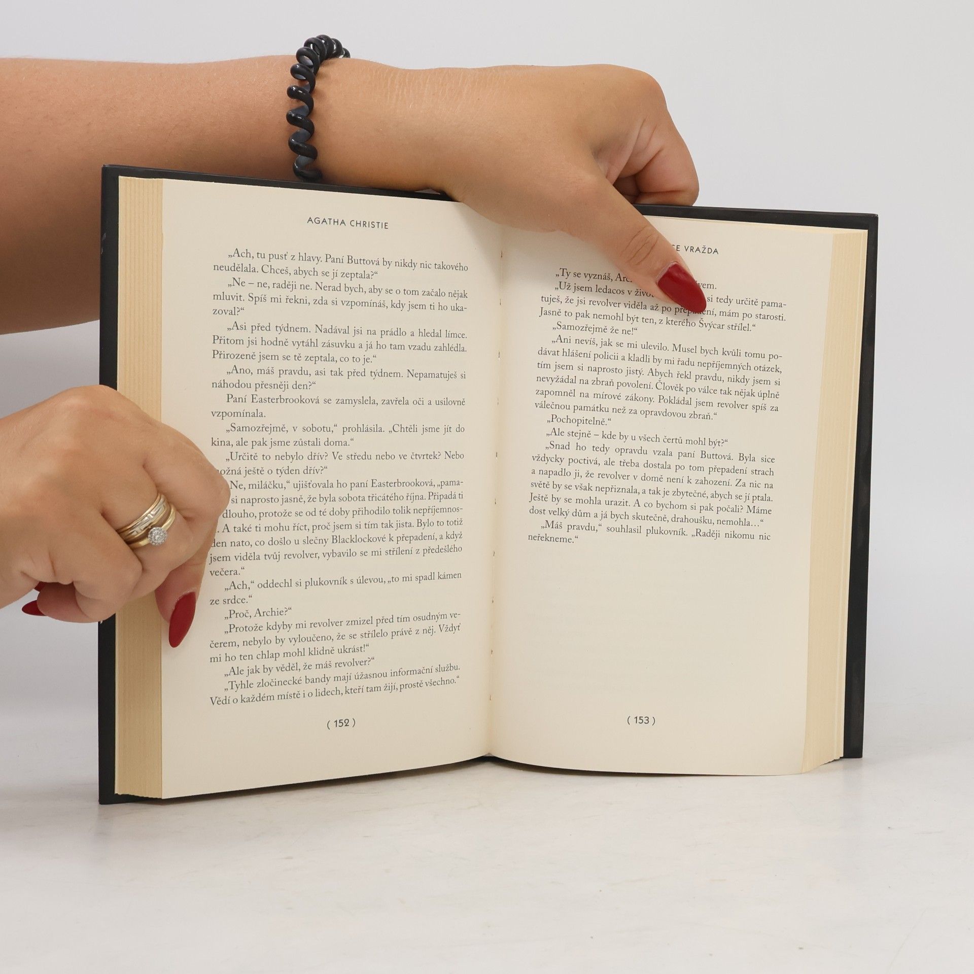 Agatha Christie Oznamuje se vražda