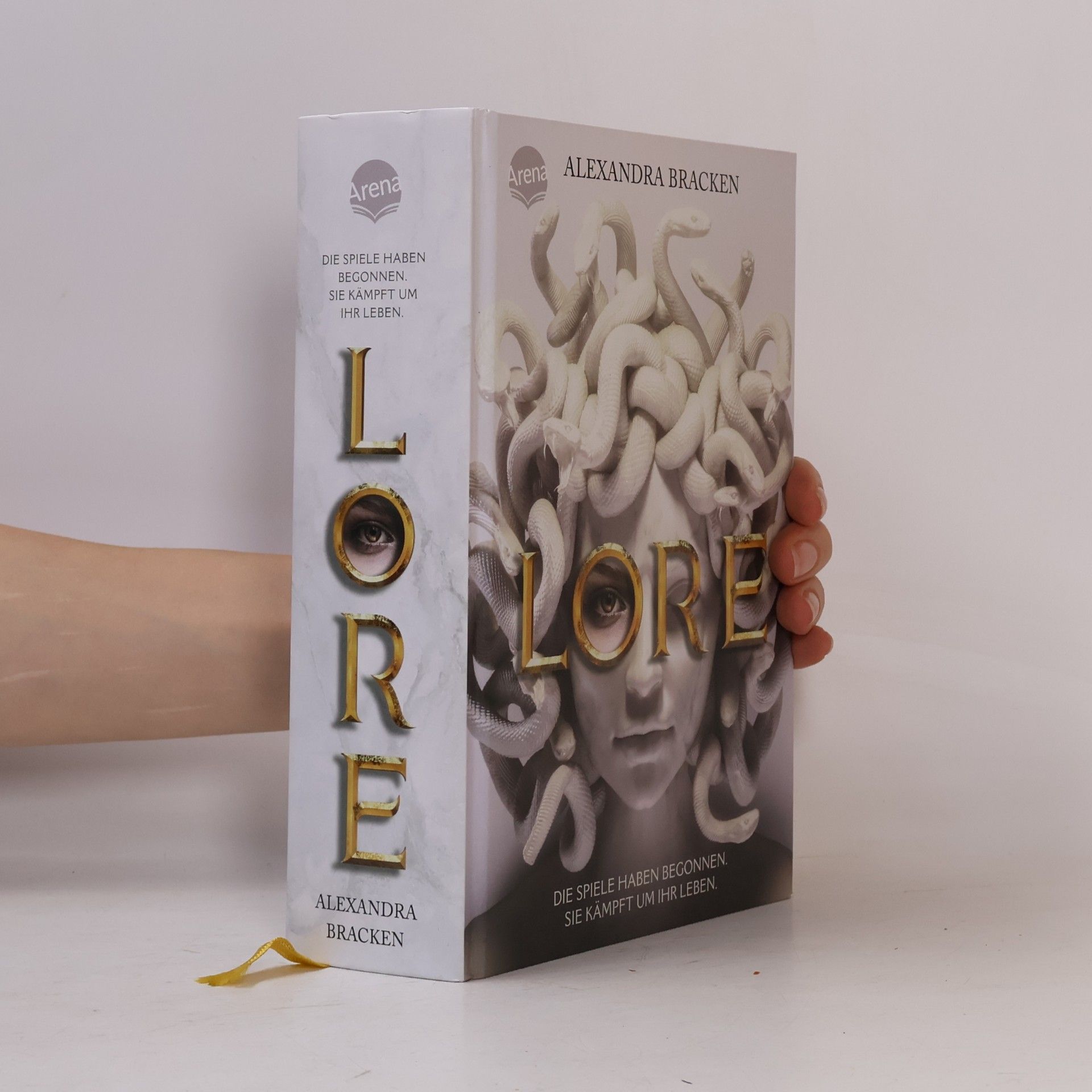 Alexandra Brackenová Lore