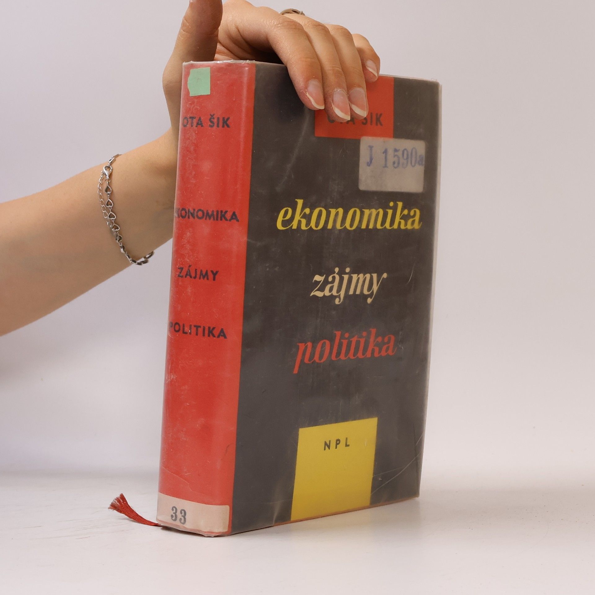Ekonomika, zájmy, politika