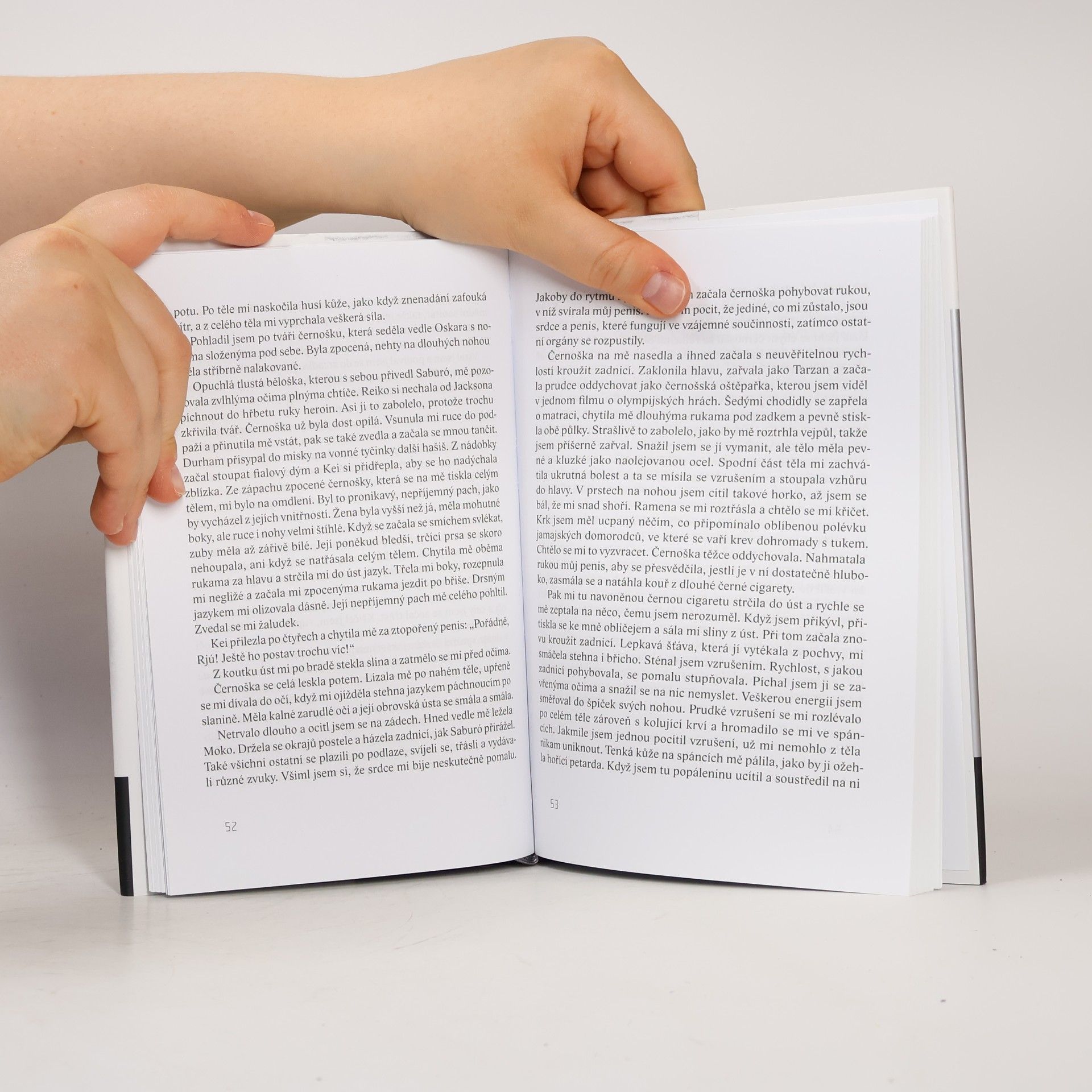 Rjú Murakami Nekonečná, téměř průzračná modř