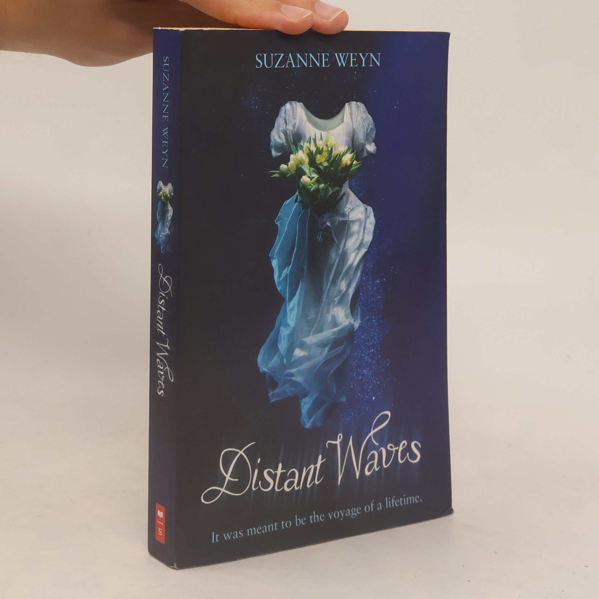 Suzanne Weyn Distant Waves