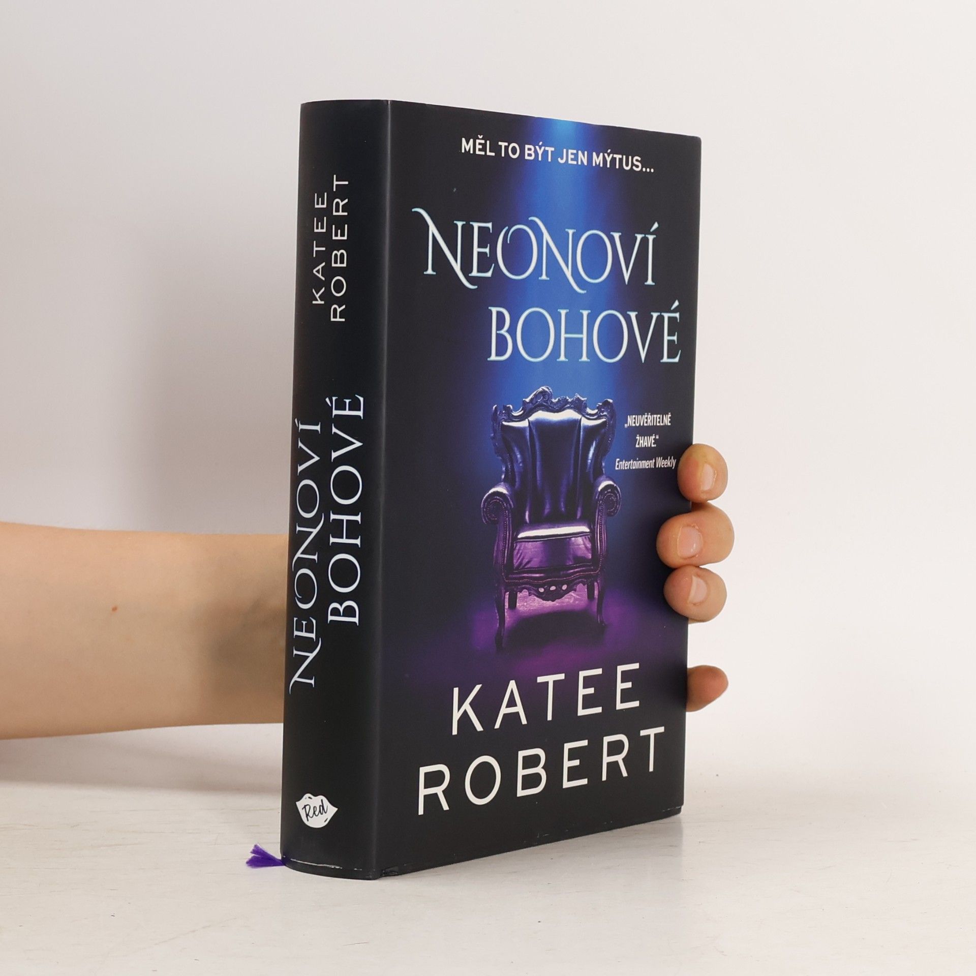 Katee Robert Neonoví bohové