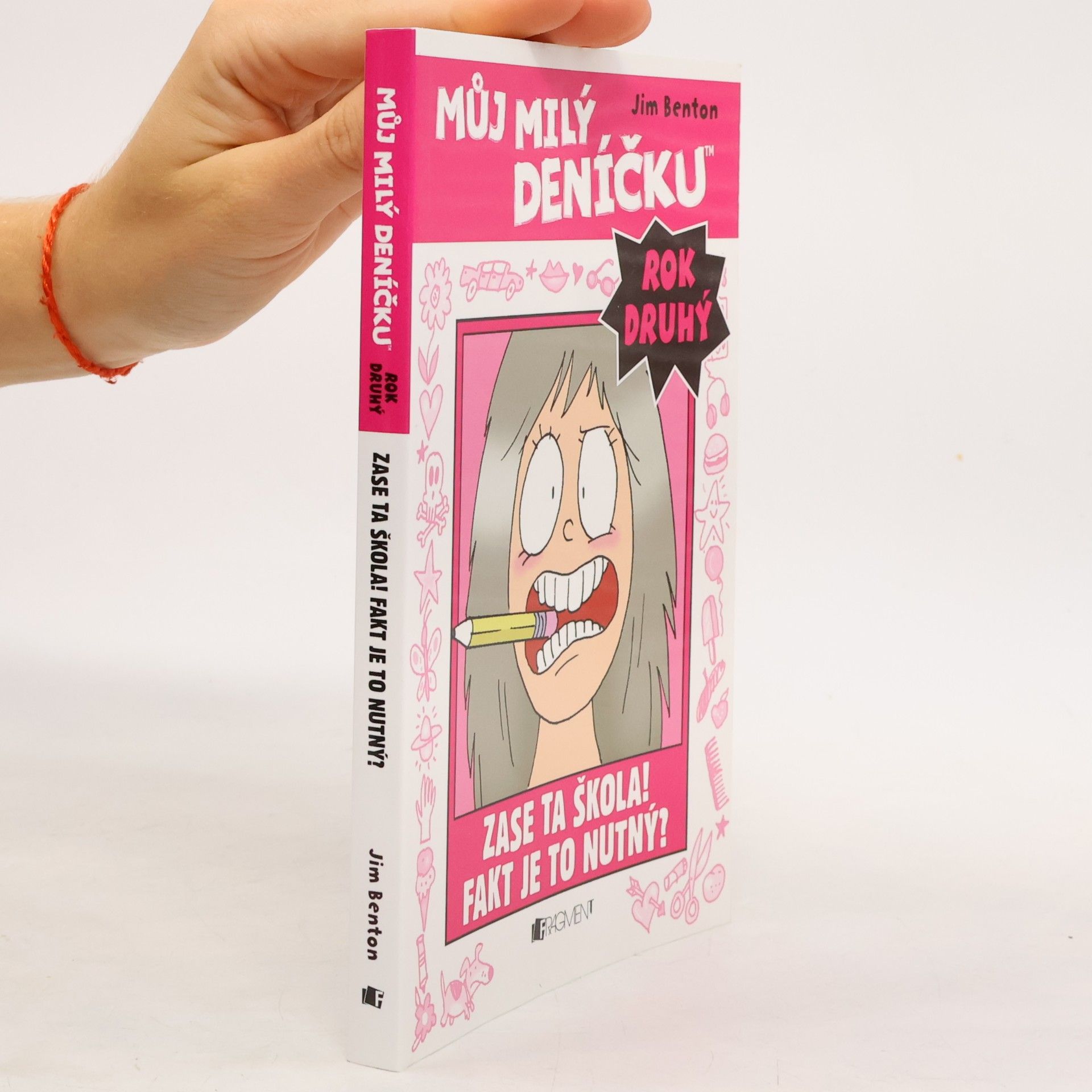 Jim Benton Můj milý deníčku: Příběhy z Mackerelské základní školy: Rok druhý. Zase ta škola! Fakt je to nutný?