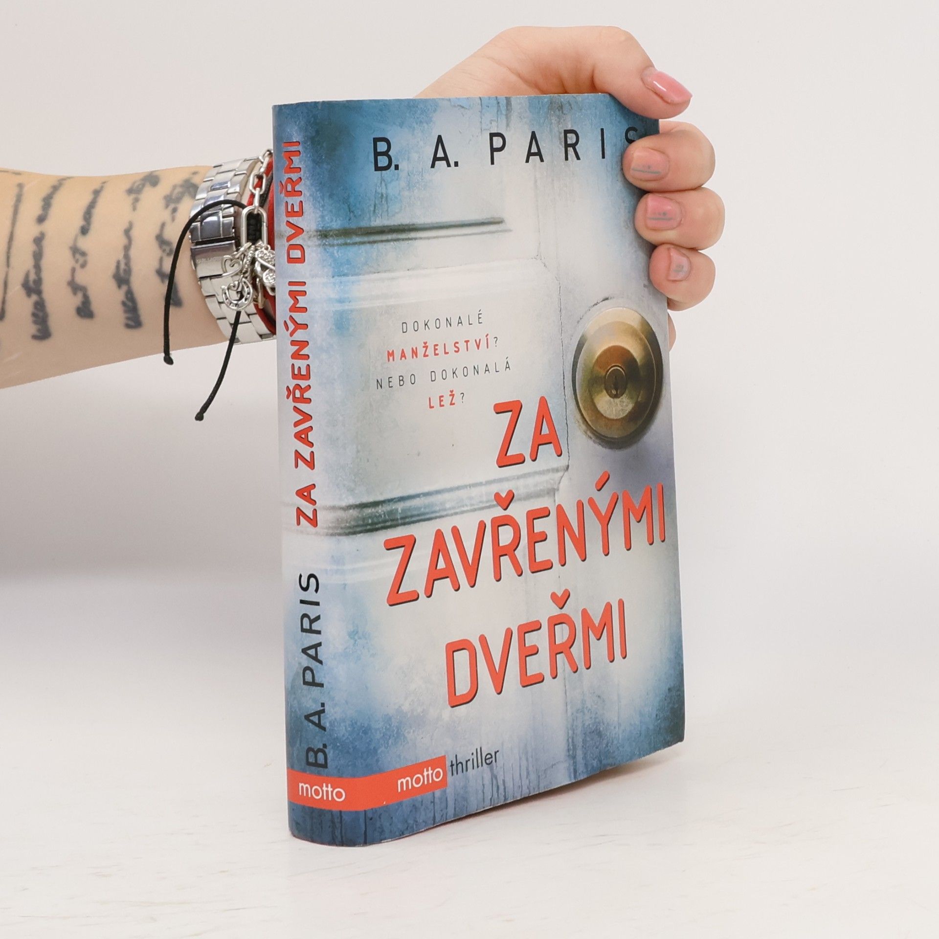 B.A. Paris Za zavřenými dveřmi
