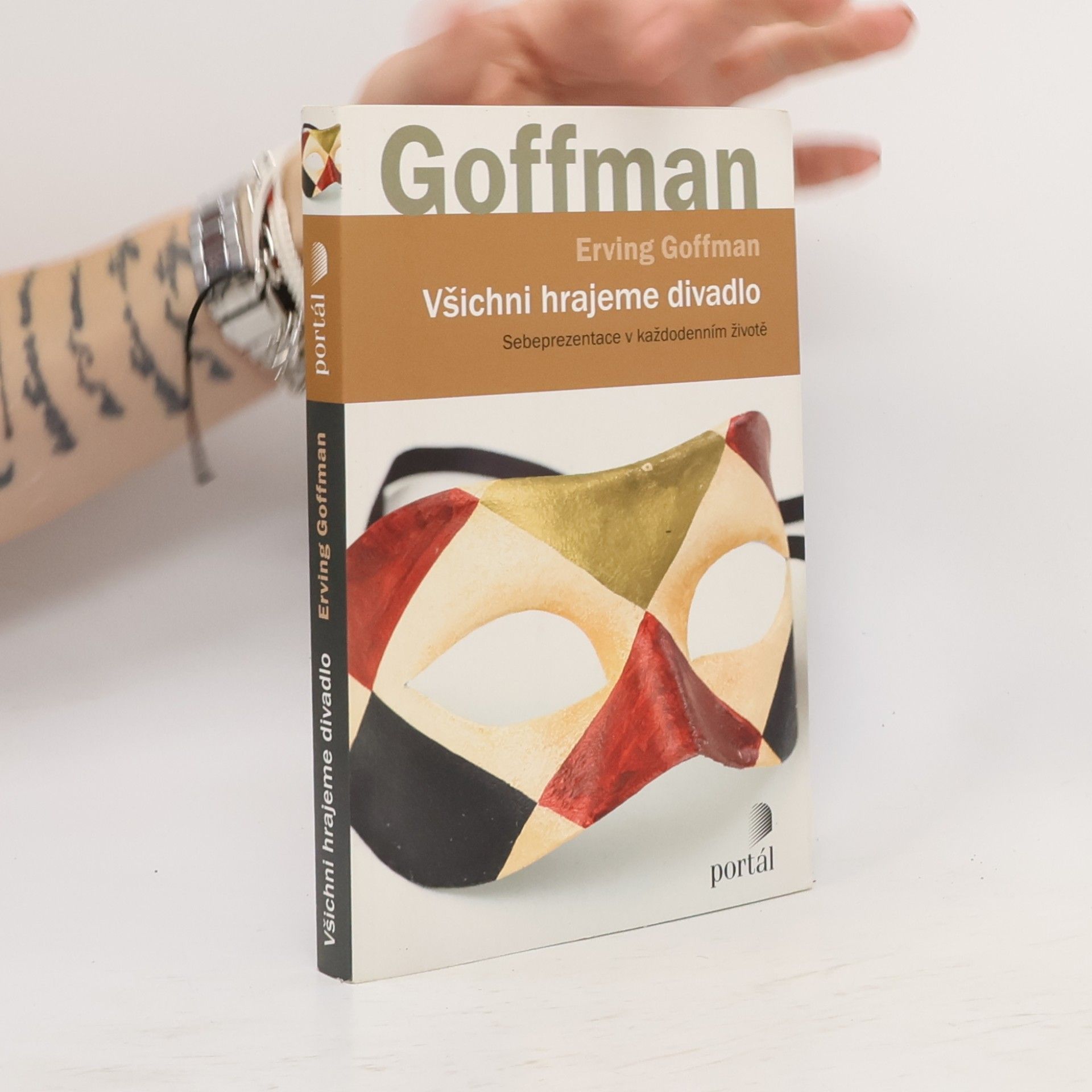 Erving Goffman Všichni hrajeme divadlo: Sebeprezentace v každodenním životě