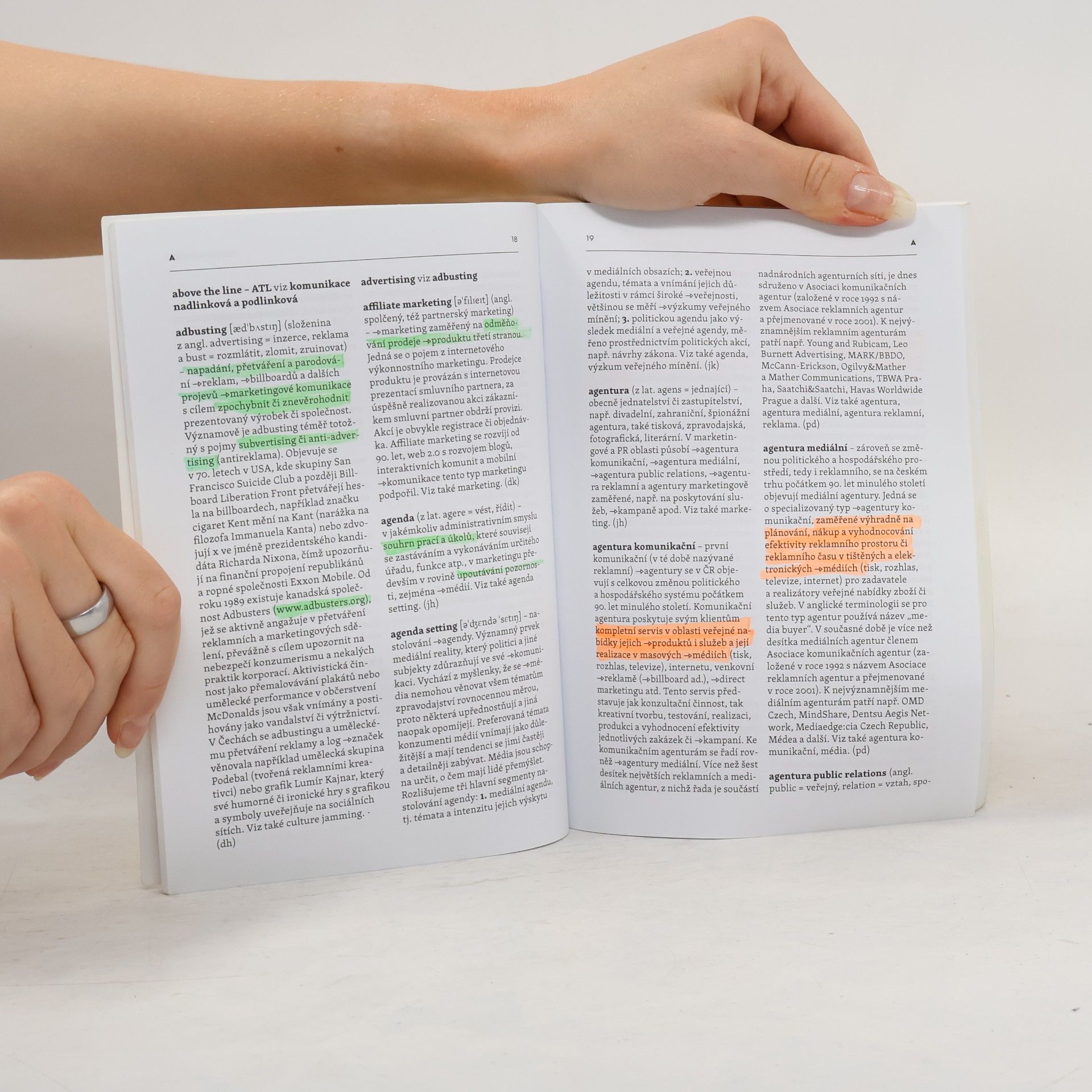 Jan Halada Marketingová komunikace a public relations: výklad pojmů a teorie oboru