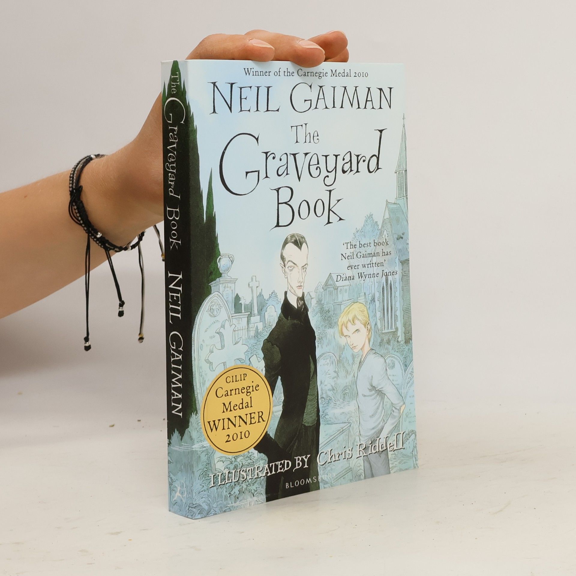 Neil Gaiman The graveyard book