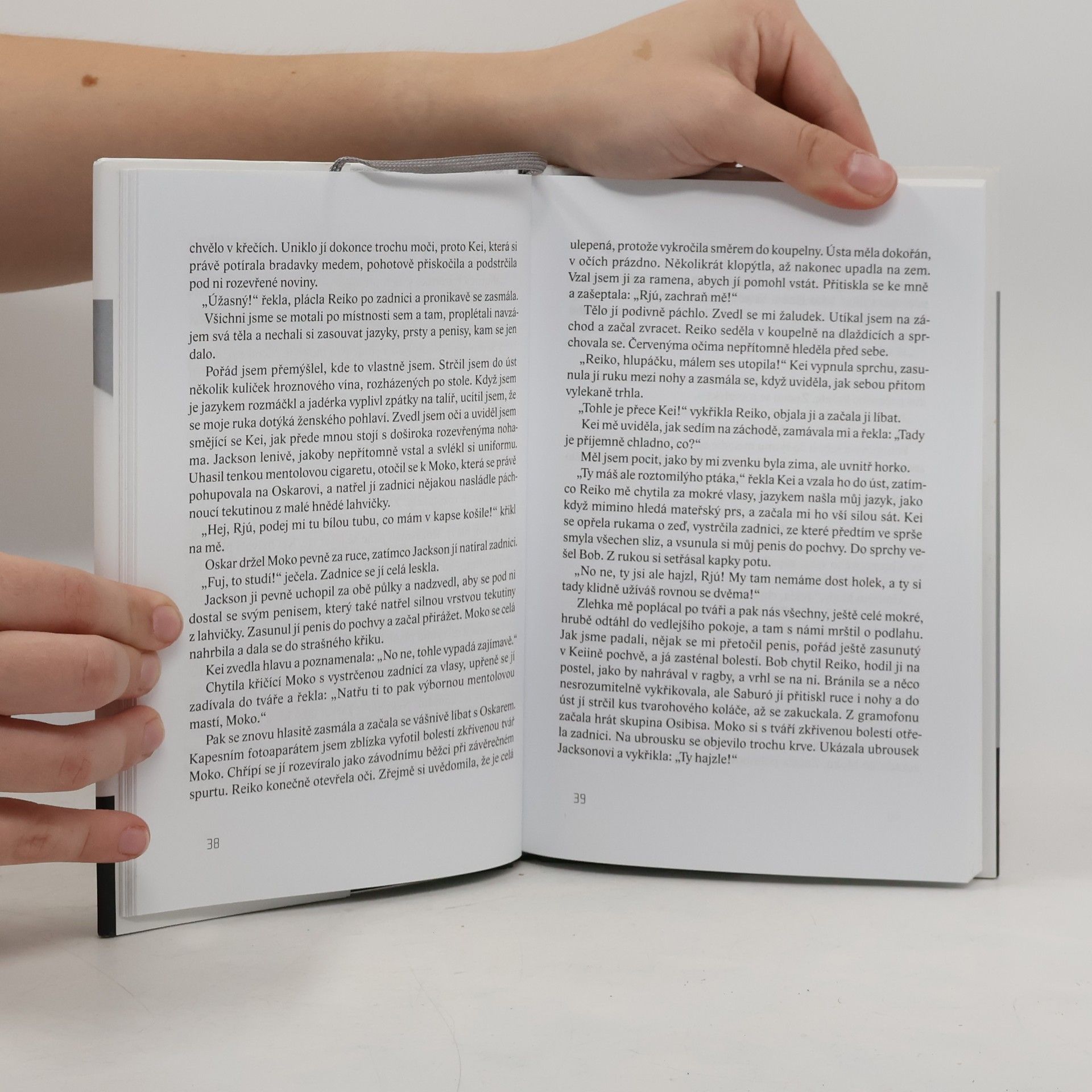 Ryū Murakami Nekonečná, téměř průzračná modř