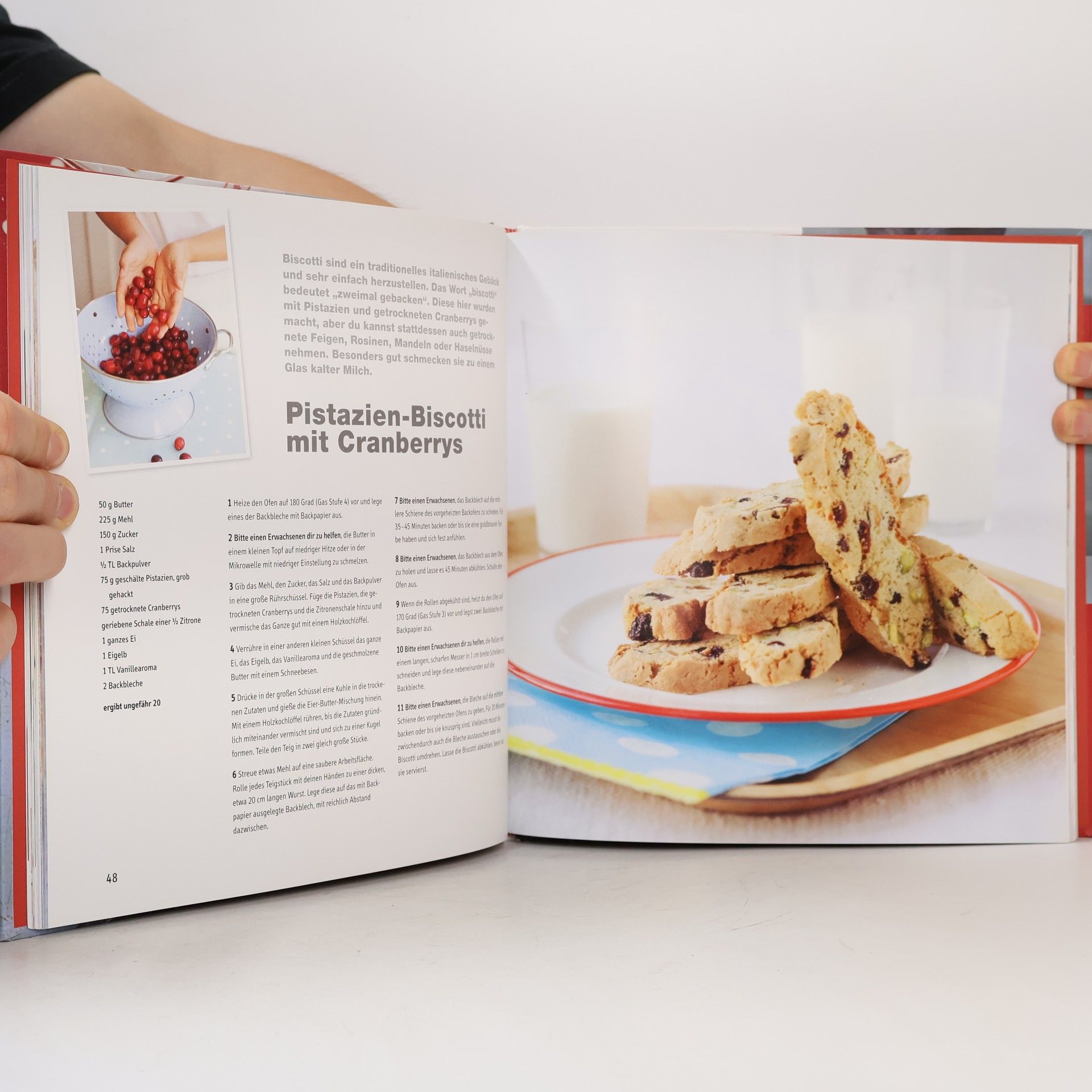 Annie Rigg Kinder backen Weihnachtssachen