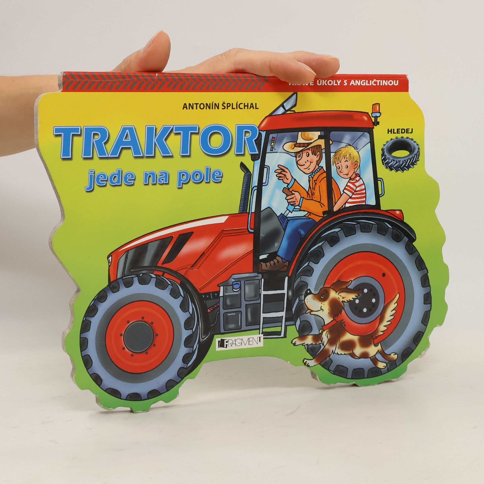 Traktor jede na pole