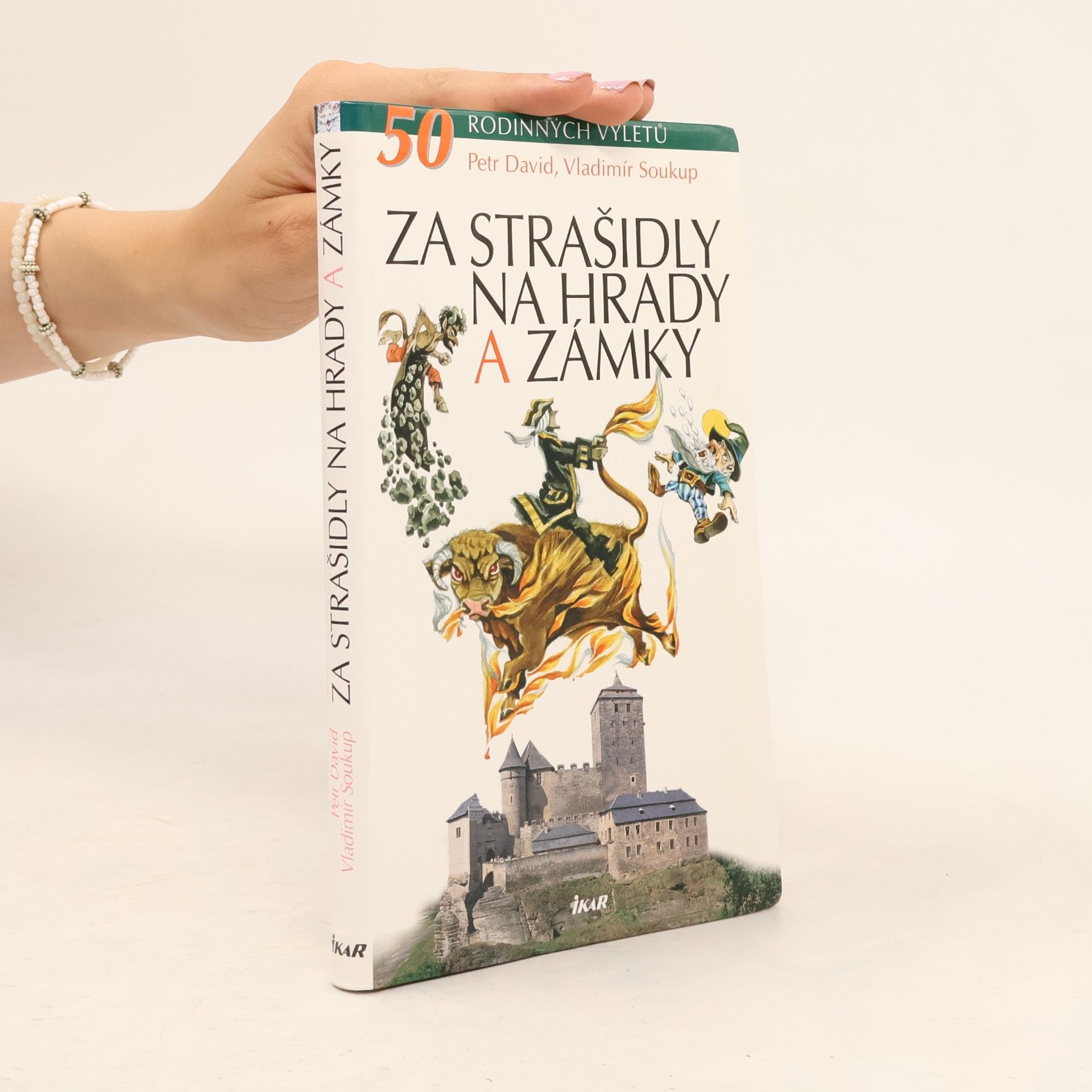 Petr David Za strašidly na hrady a zámky