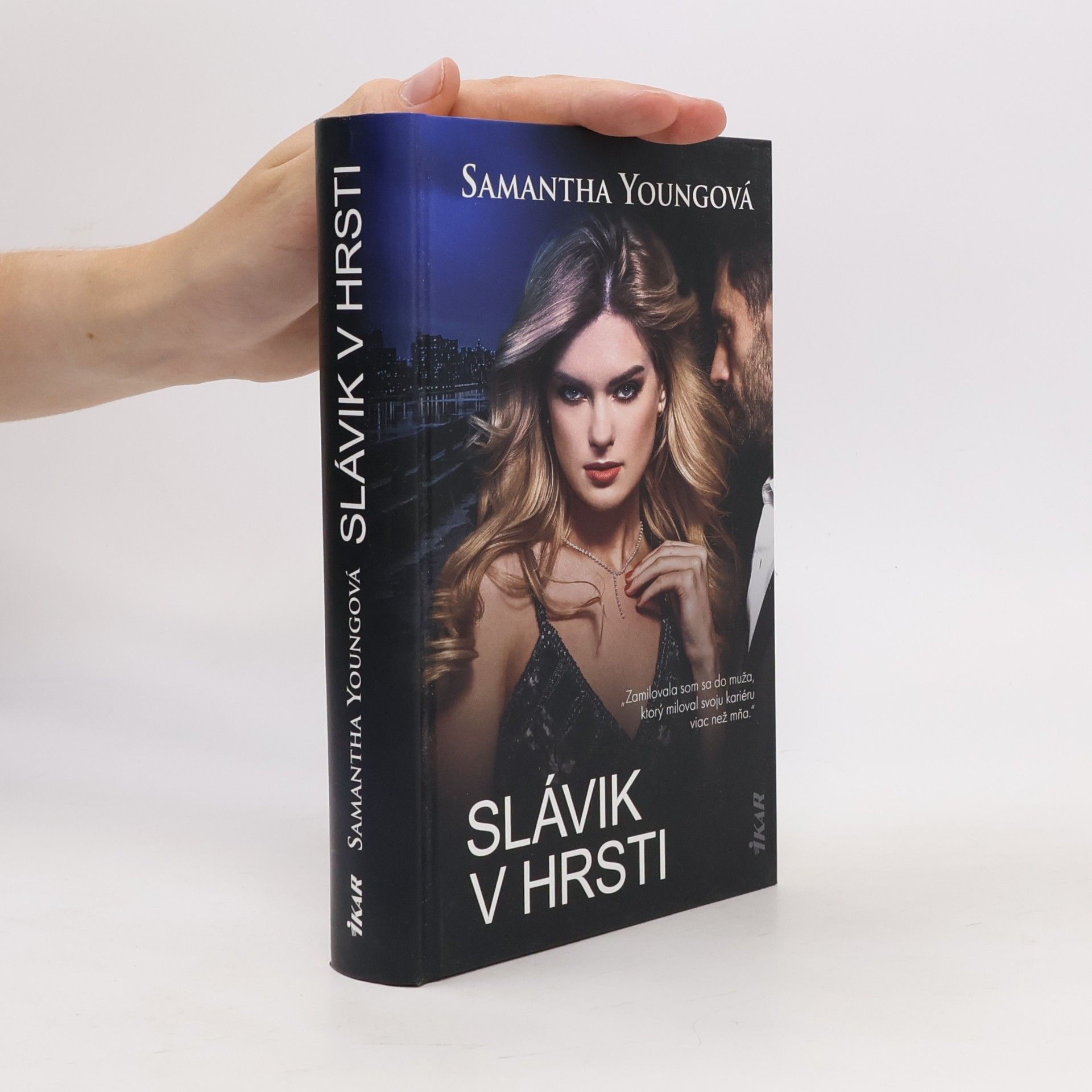Samantha Young Slávik v hrsti