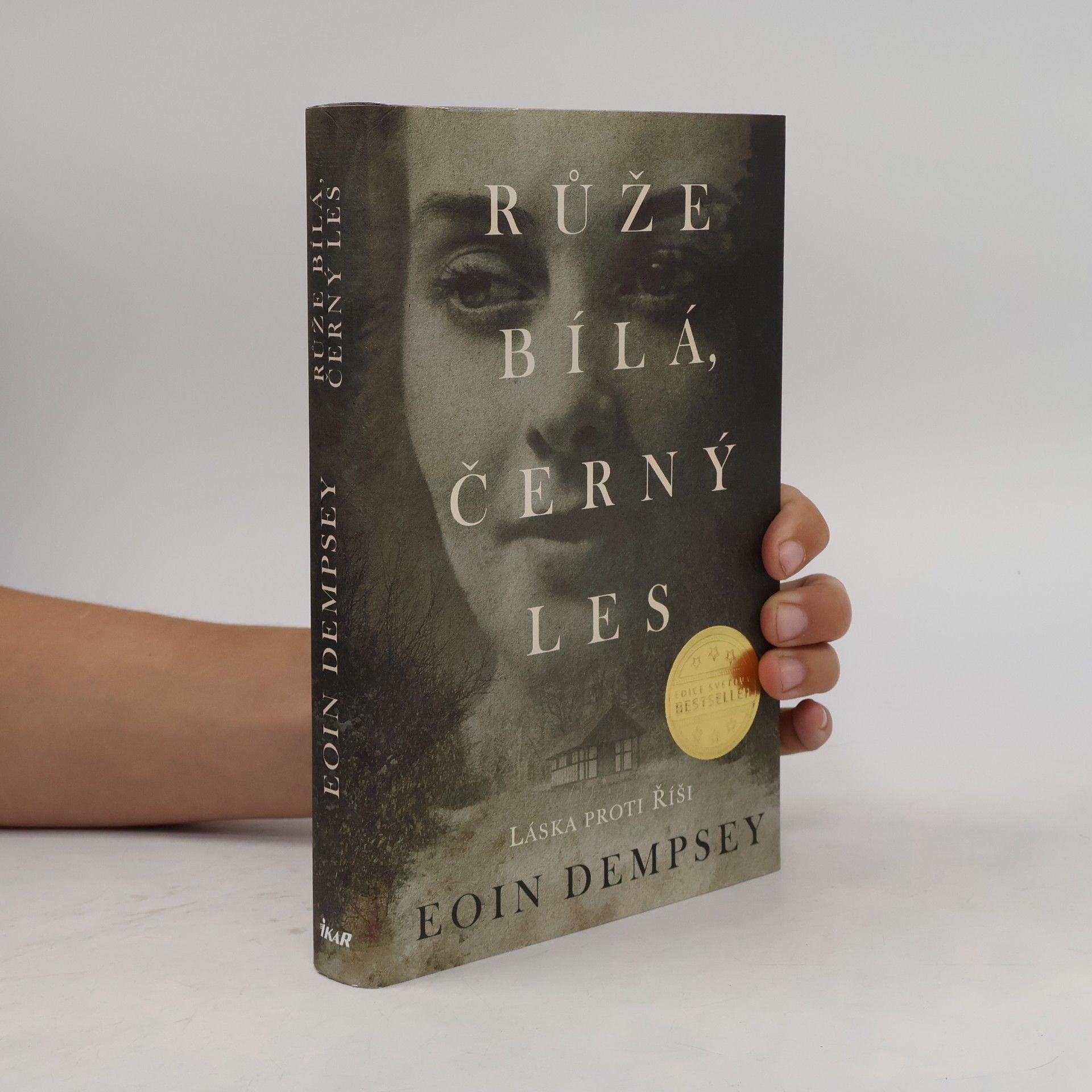 Eoin Dempsey Růže bílá, černý les