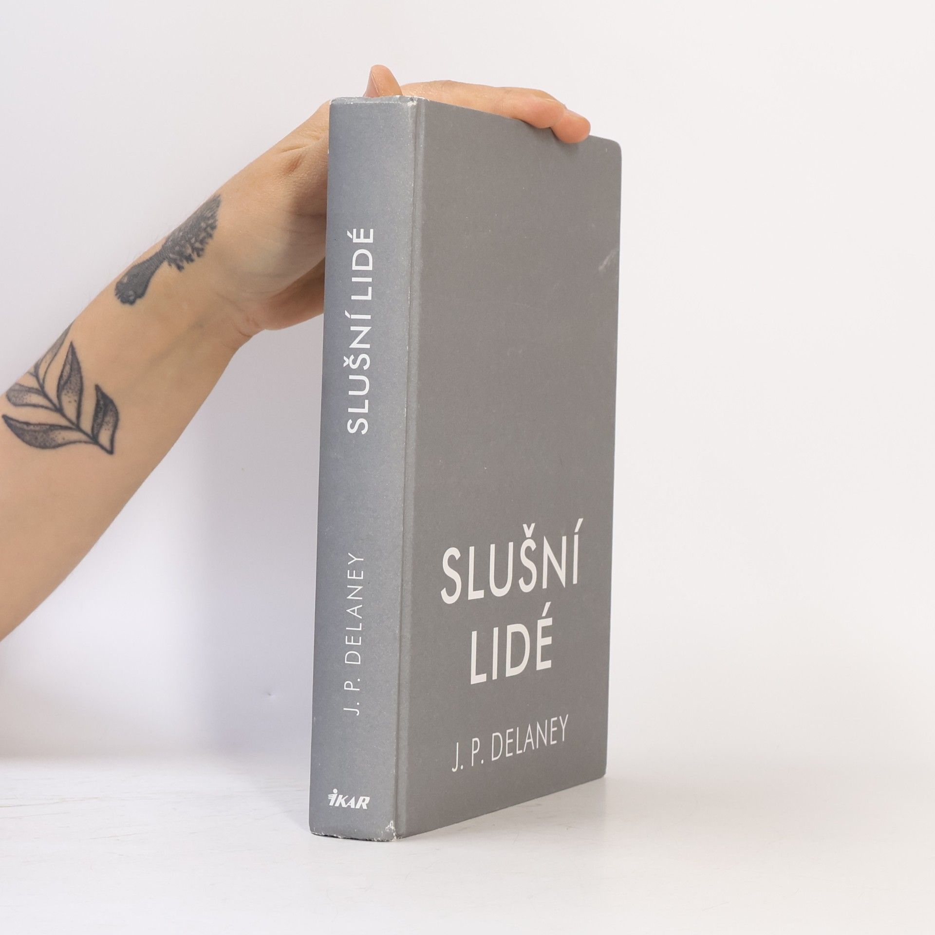 J. P. Delaney Slušní lidé