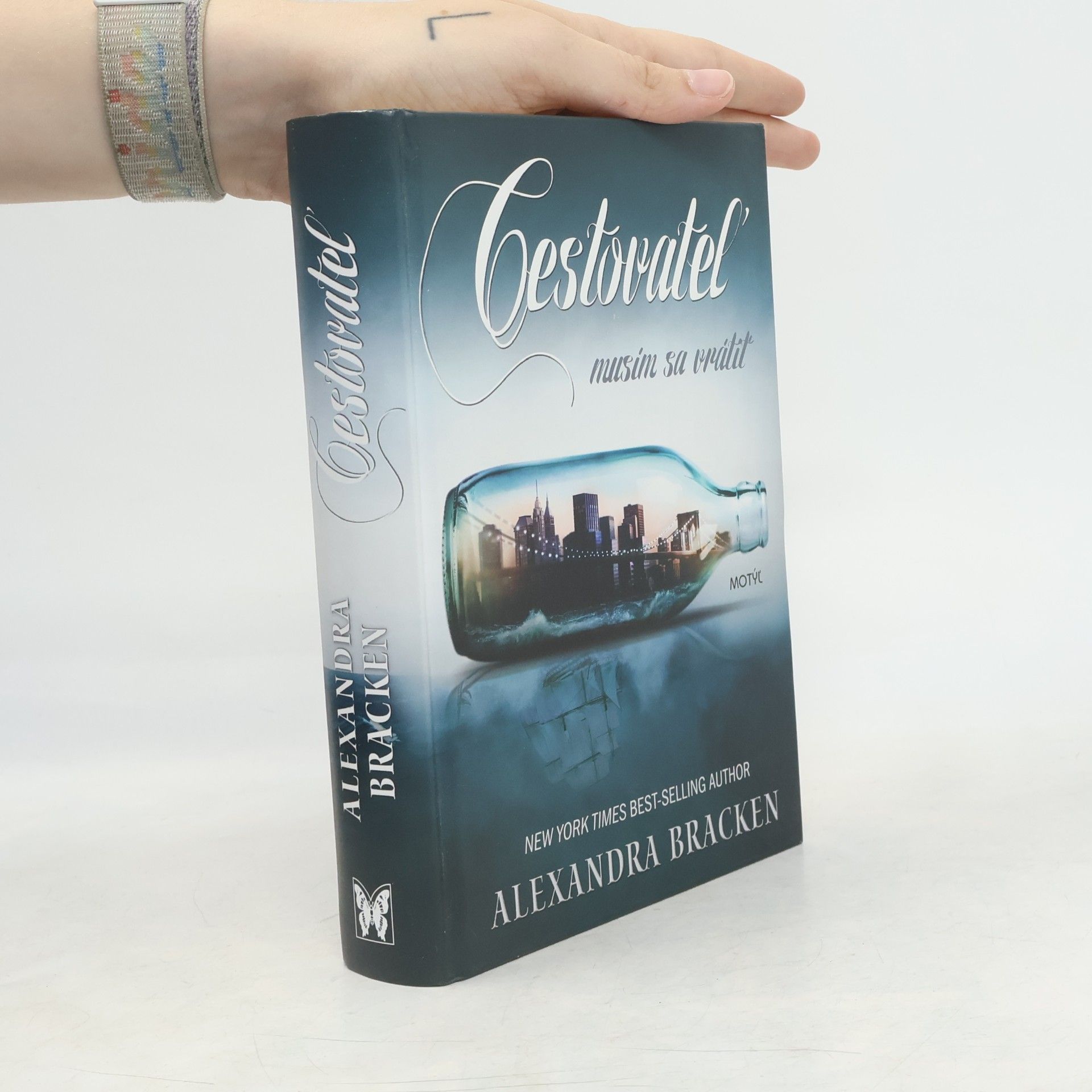 Alexandra Bracken Cestovateľ