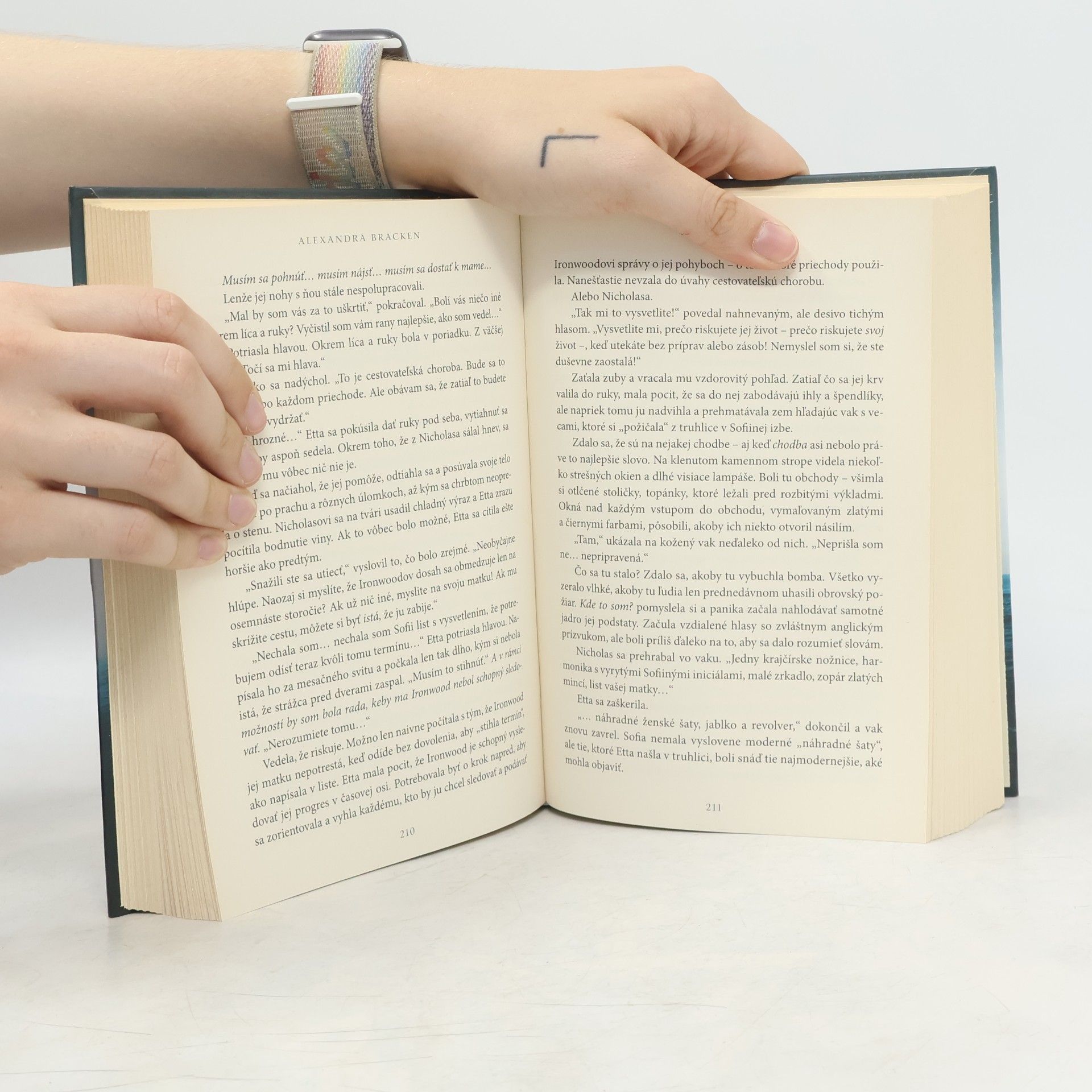 Alexandra Bracken Cestovateľ