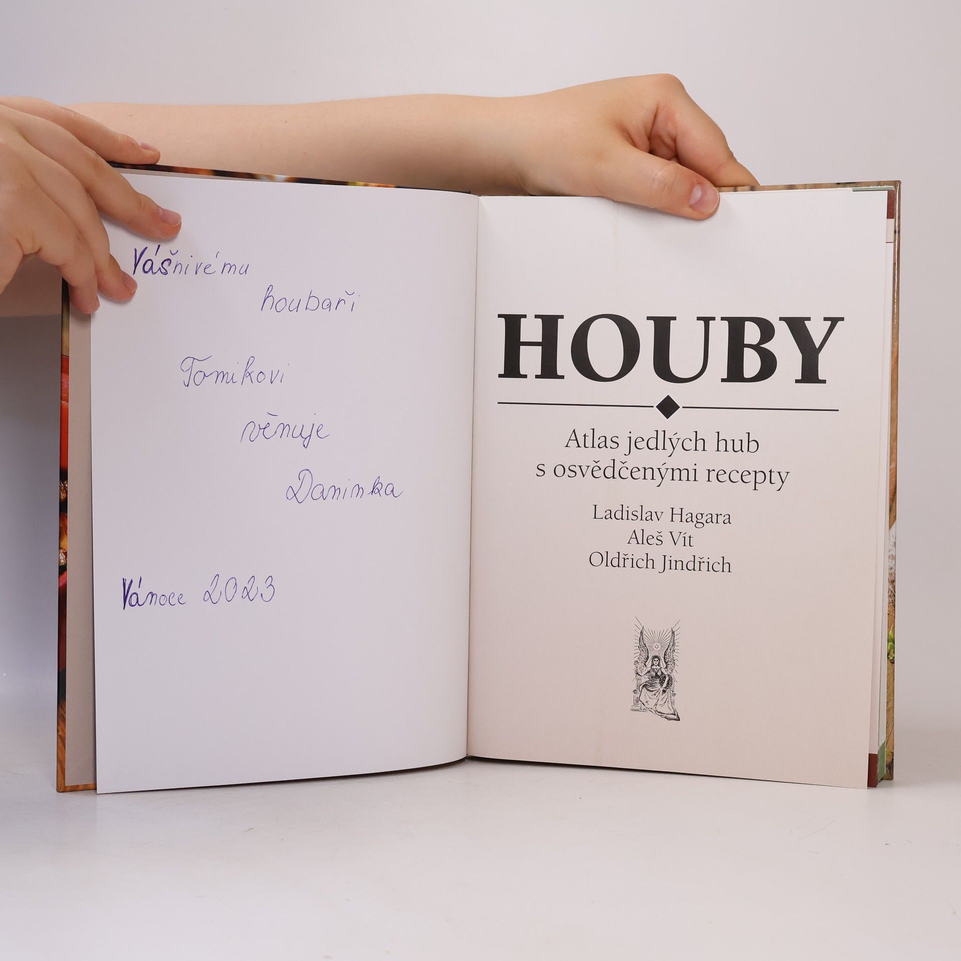 Ladislav Hagara Houby : atlas jedlých hub s osvědčenými recepty