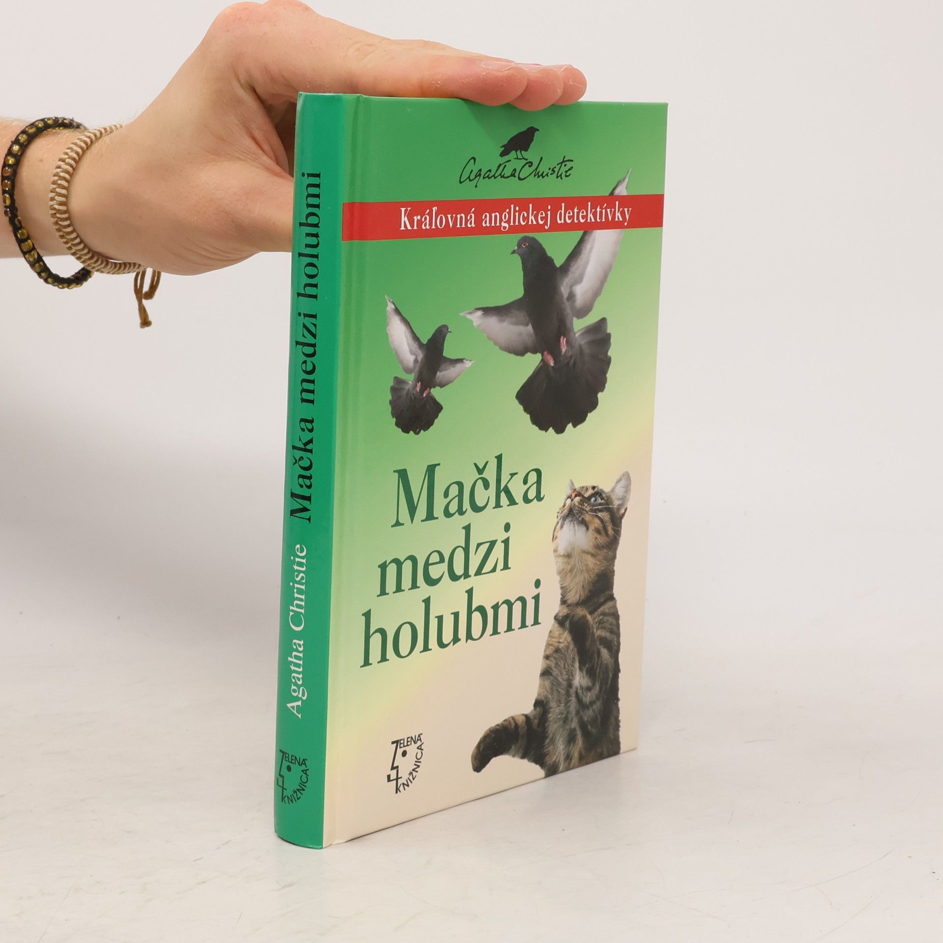 Agatha Christie Mačka medzi holubmi