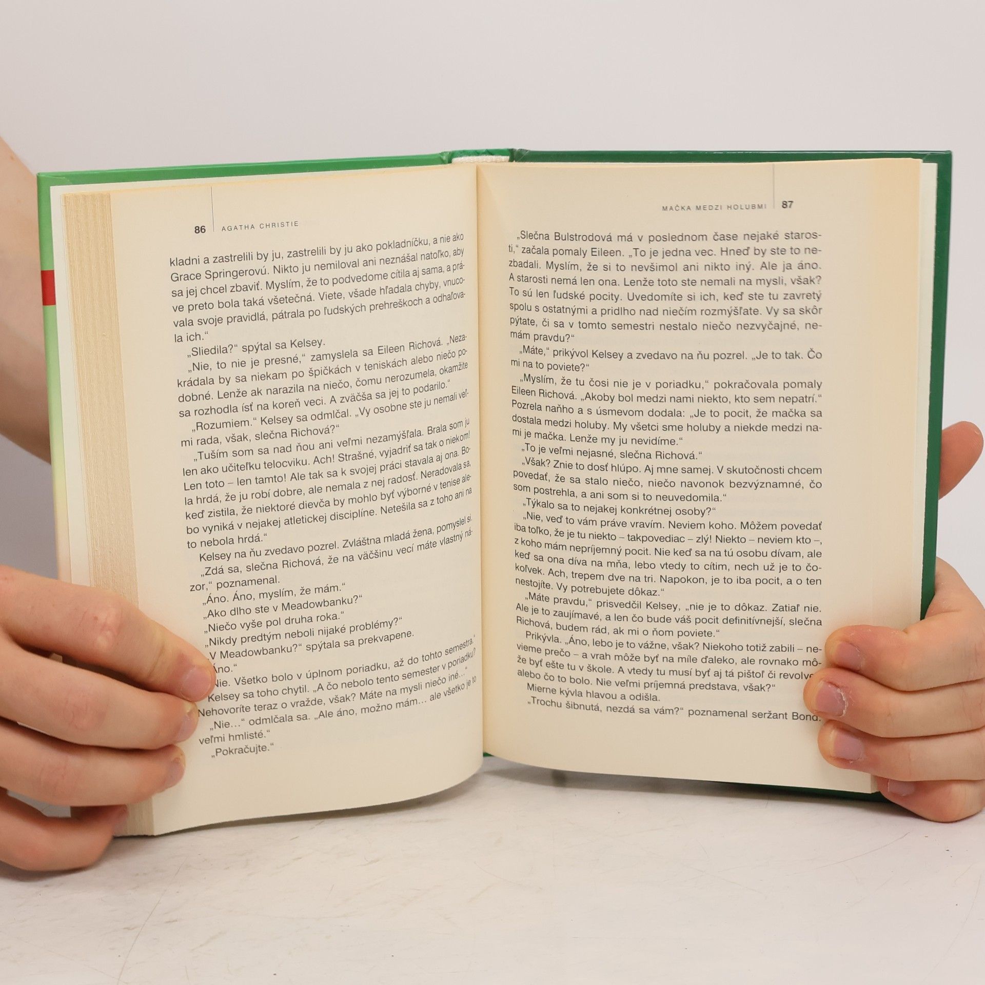 Agatha Christie Mačka medzi holubmi