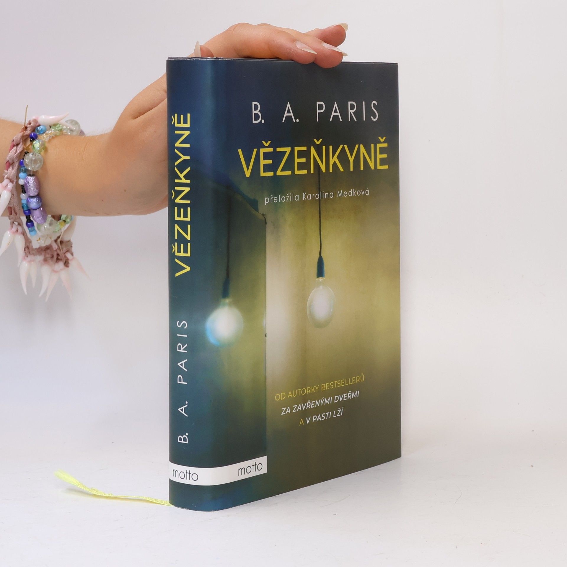 B. A. Paris Vězenkyně