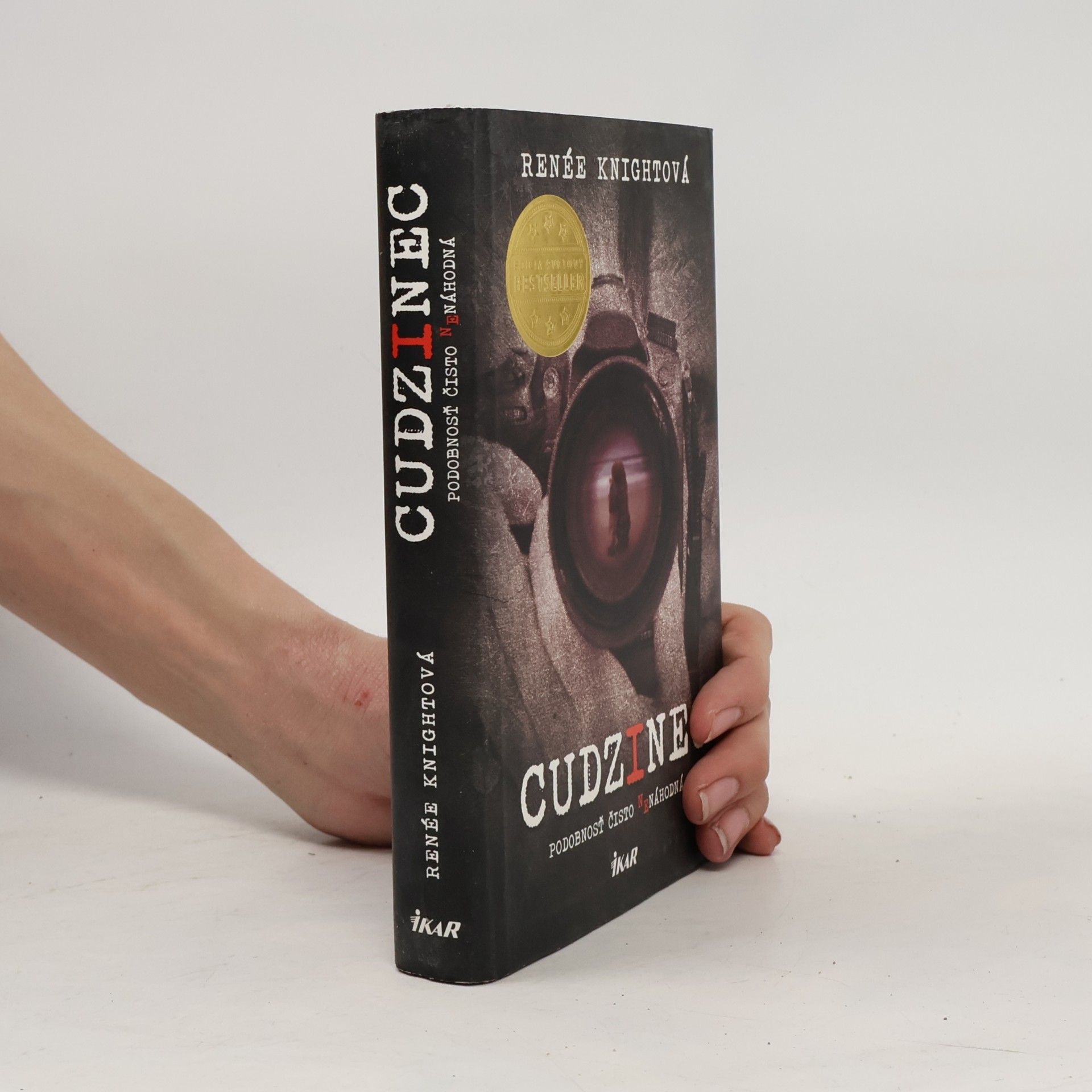 Rene e. Knight Cudzinec – Podobnosť čisto nenáhodná