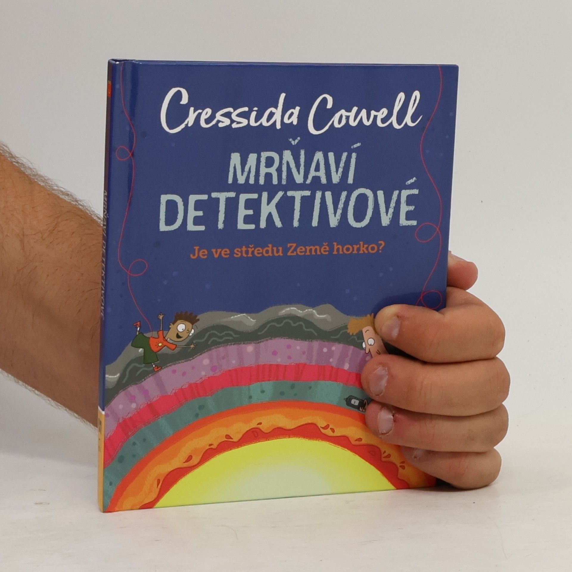 Cressida Cowell Mrňaví detektivové. Je ve středu Země horko?