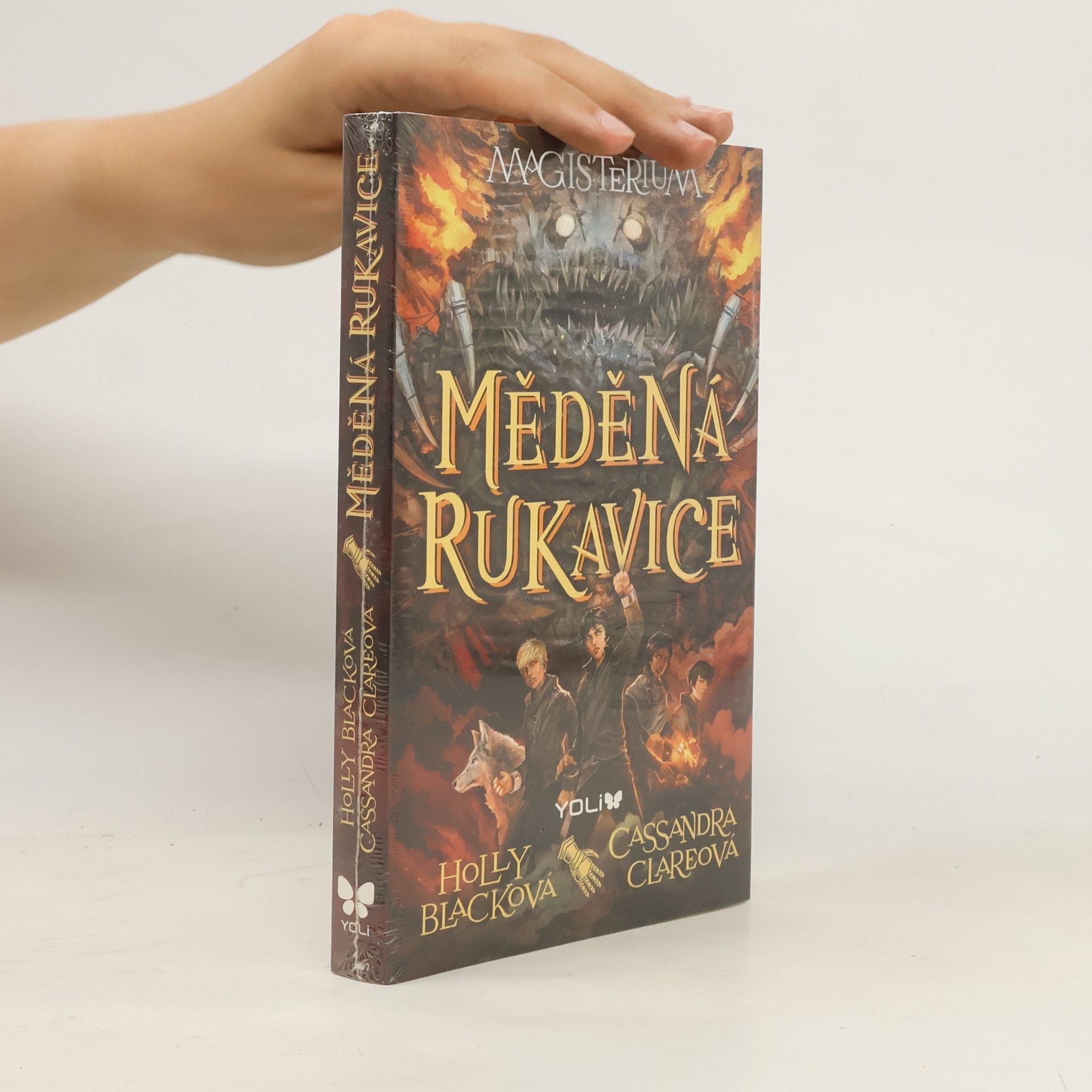 Holly Black Magisterium. Měděná rukavice.