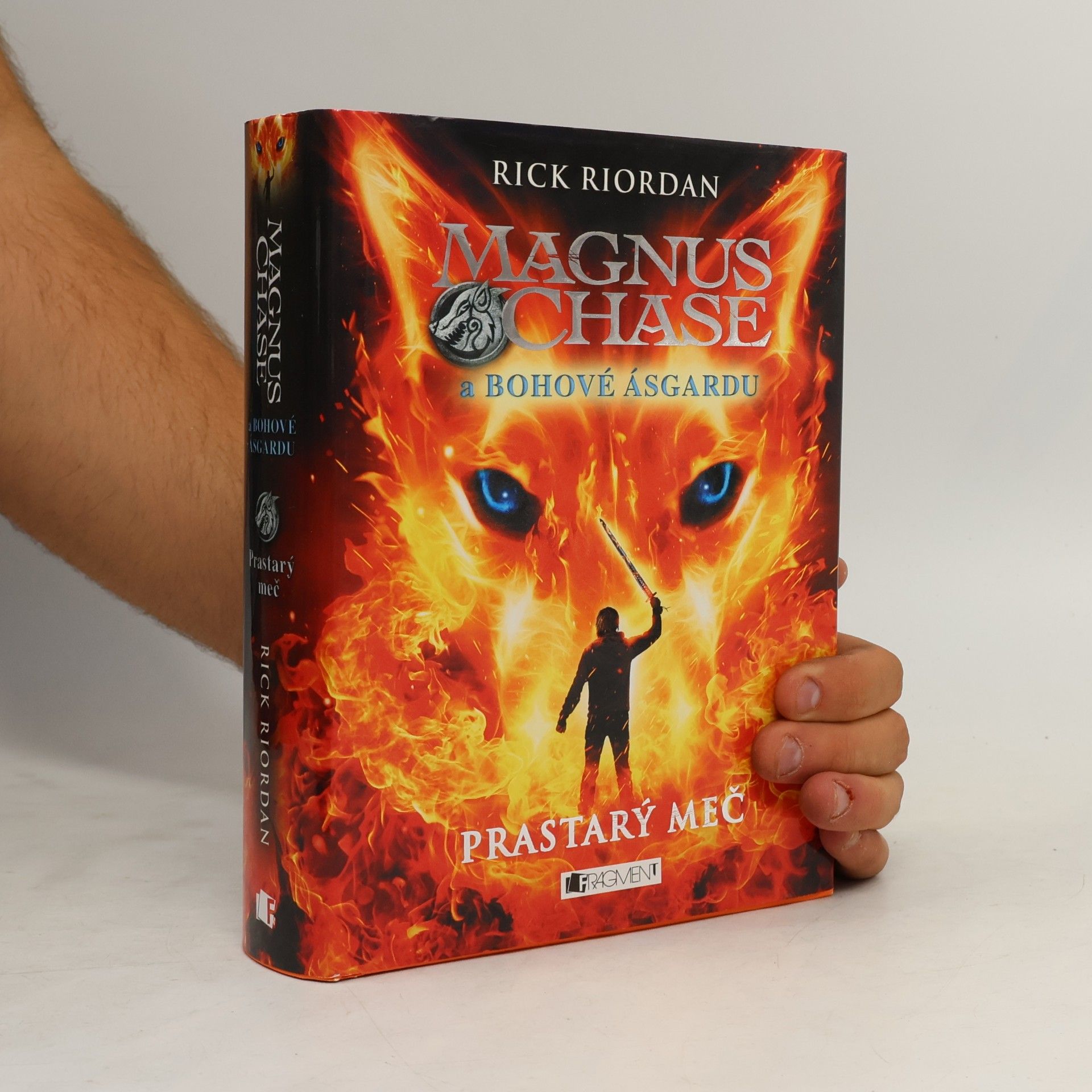 Rick Riordan Magnus Chase a bohové Ásgardu. Prastarý meč