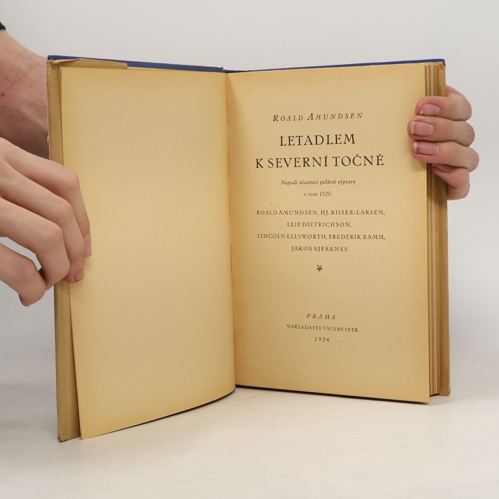 Roald Amundsen Letadlem k severní točně. Napsali účastníci polární výpravy v roce 1925.