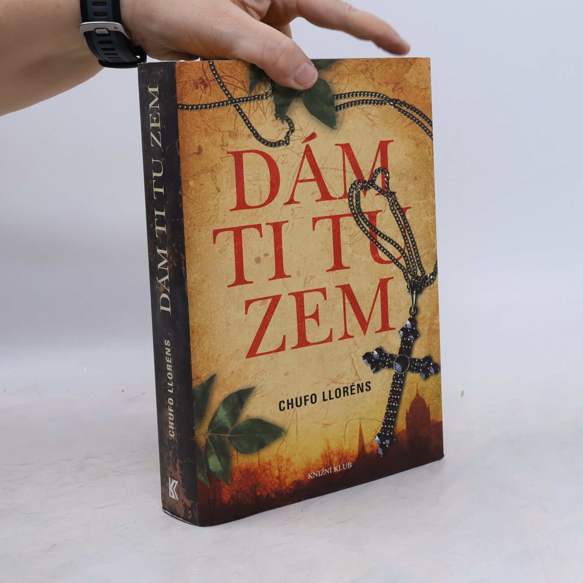 Chufo Lloréns Dám ti tu zem
