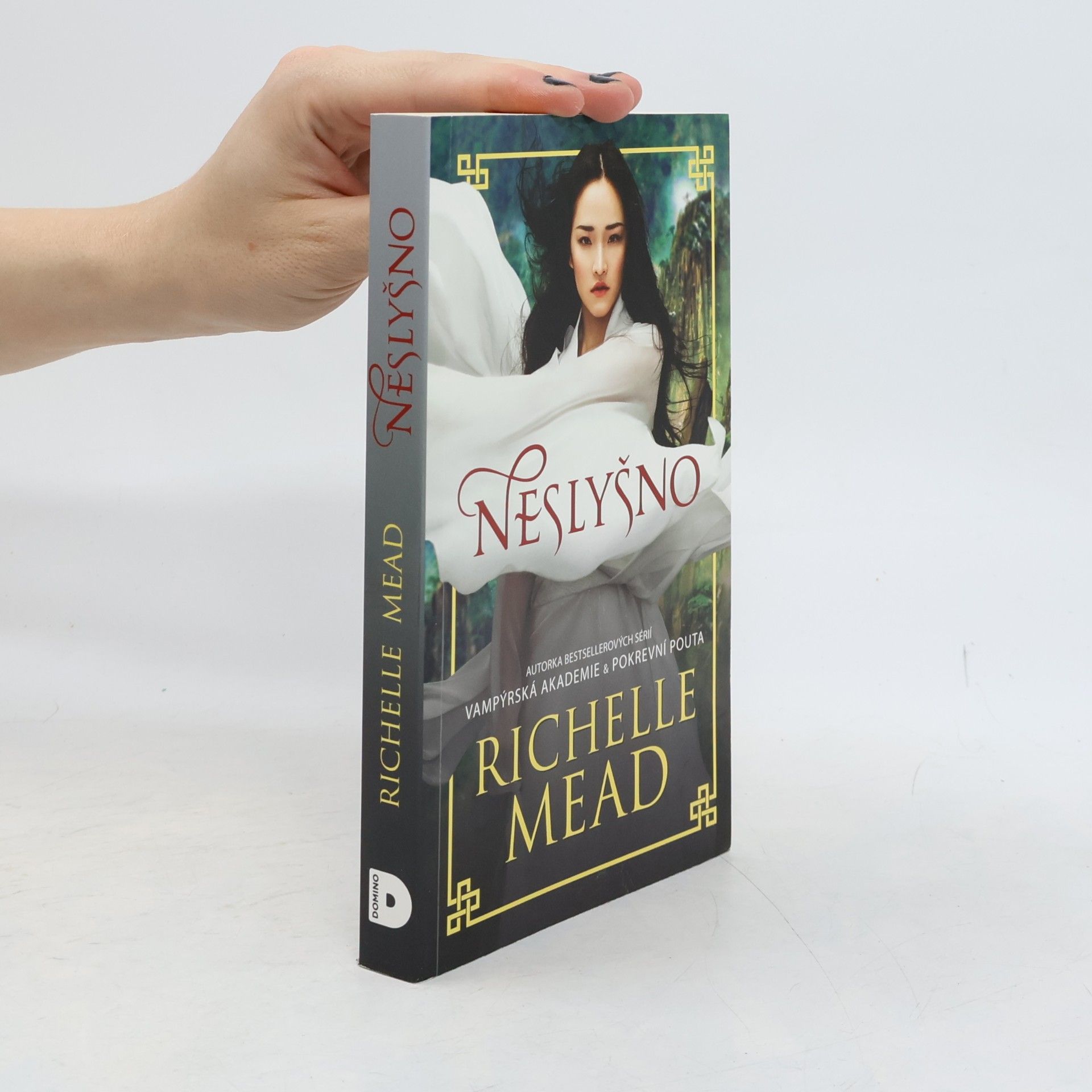 Richelle Mead Neslyšno