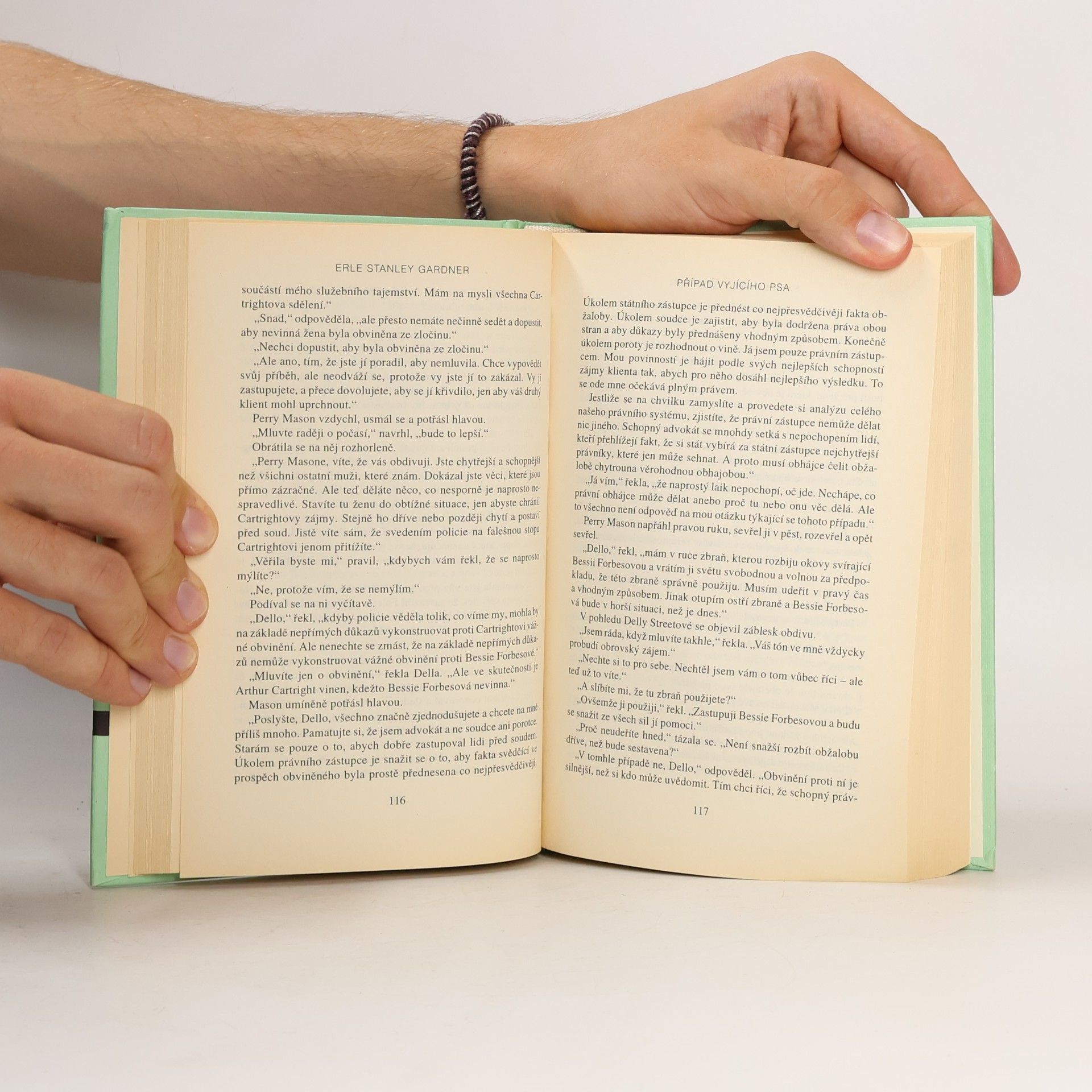 Erle Stanley Gardner Případ vyjícího psa / Případ světélkujících prstů