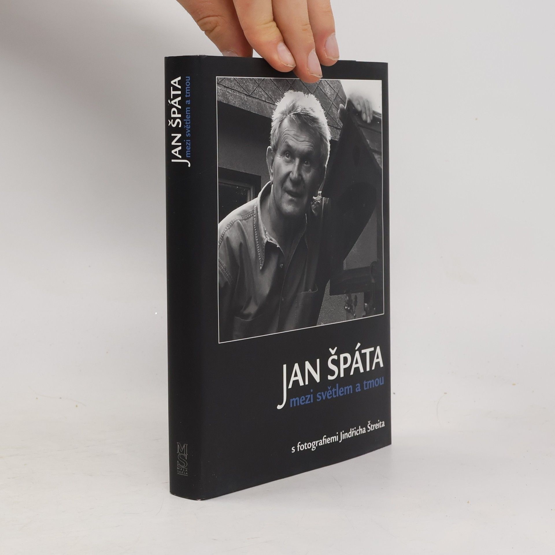 Jan Špáta Jan Špáta mezi světlem a tmou: Sloupky a fejetony s fotografiemi Jindřicha Štreita