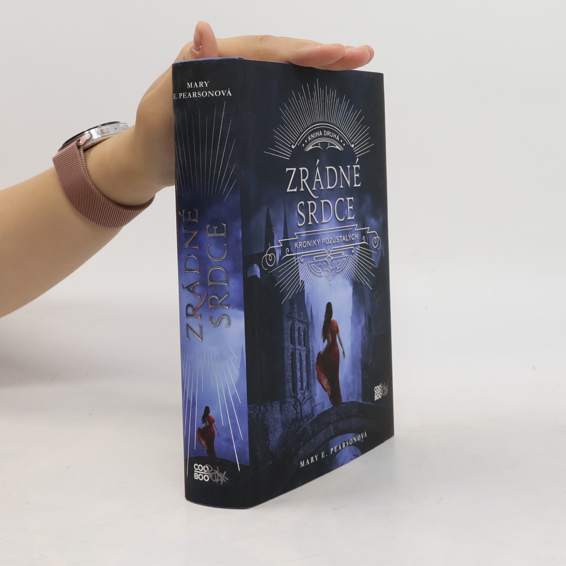 Mary E. Pearson Kroniky pozůstalých: Zrádné srdce. Kniha druhá