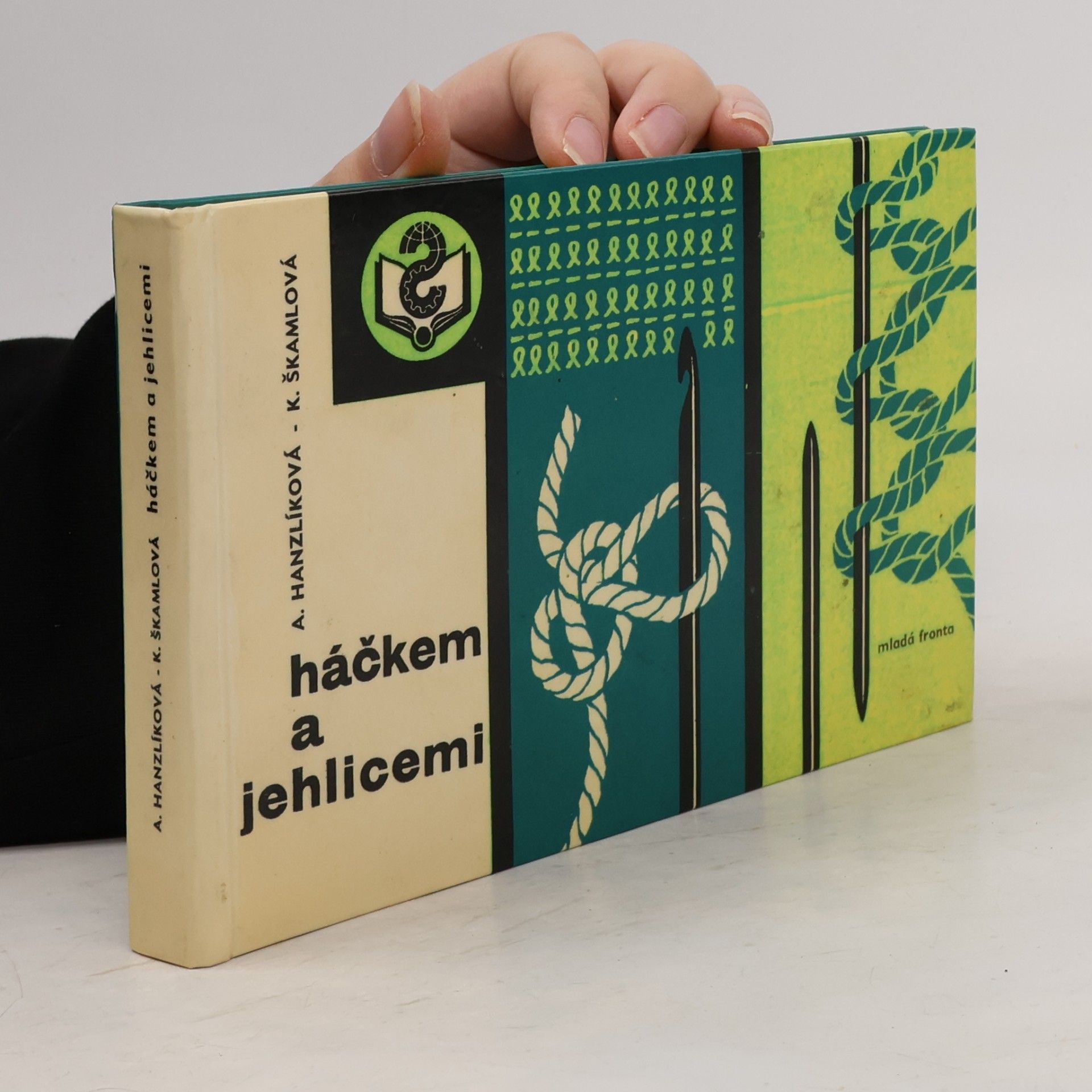Květa Škamlová Háčkem a jehlicemi