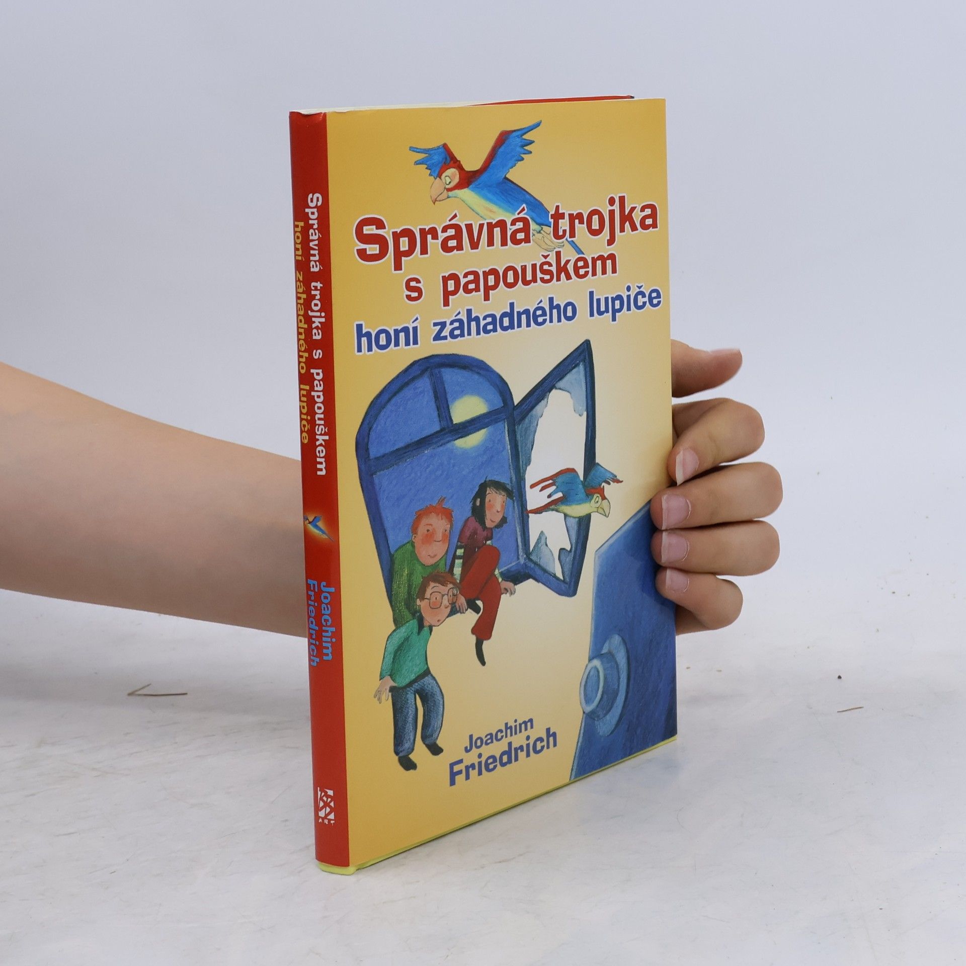 Správná trojka s papouškem honí záhadného lupiče