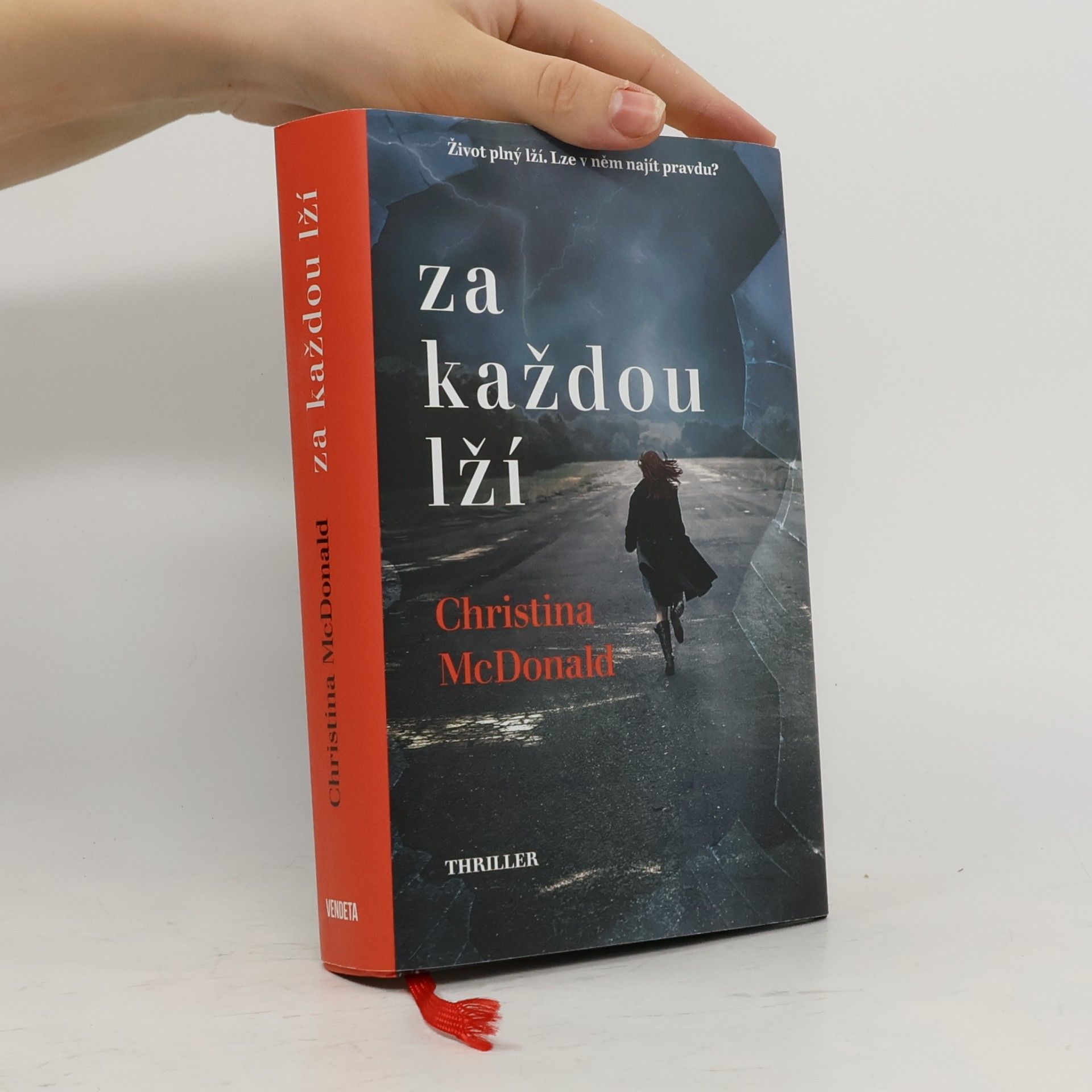 Za každou lží