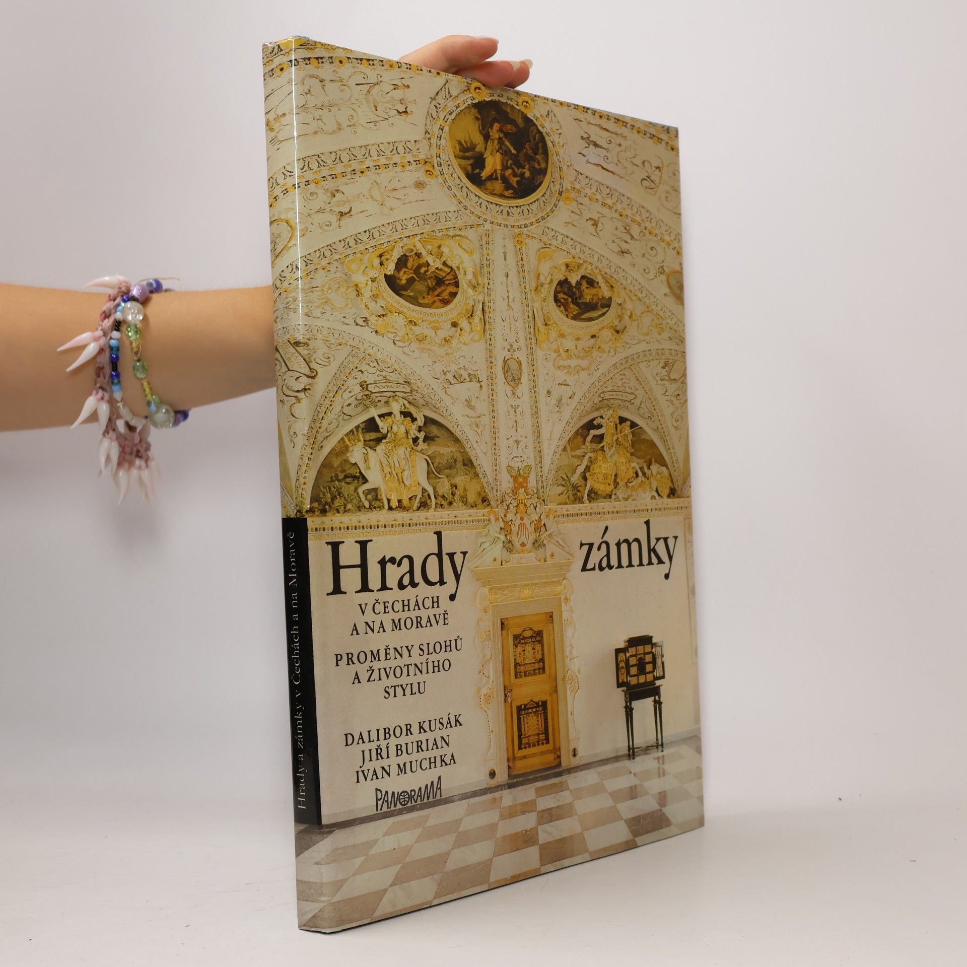Jiří Burian Hrady a zámky v Čechách a na Moravě. Proměny slohů a životního stylu