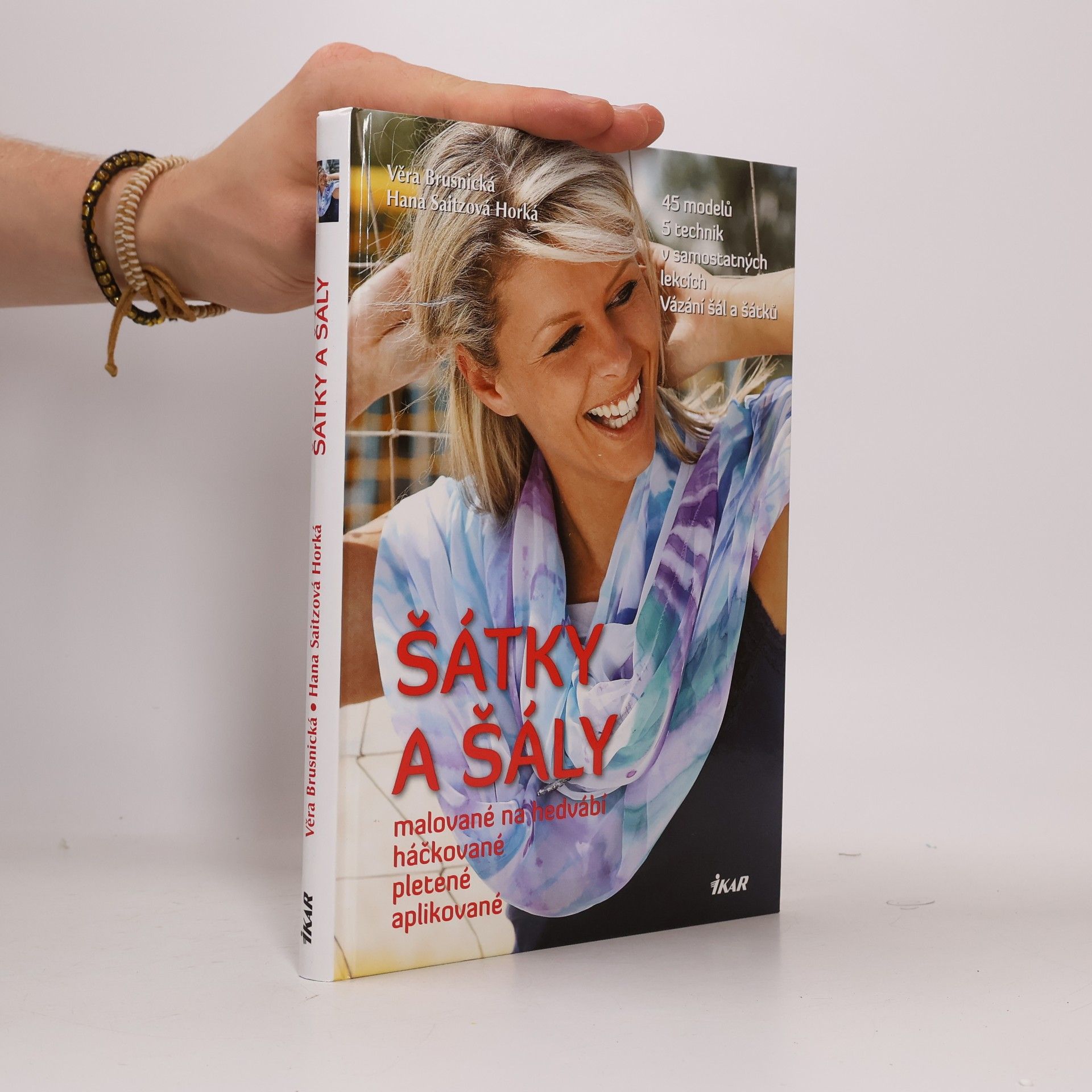 Hana Saitzová Horká Šátky a šály malované na hedvábí, háčkované, pletené, aplikované