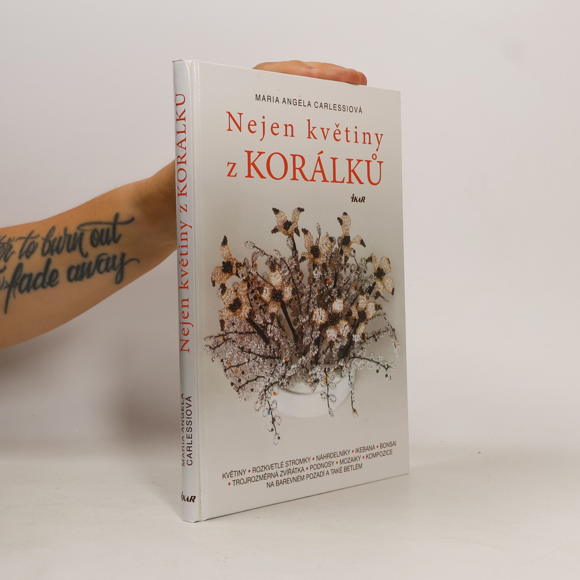Maria Angela Carlessi Nejen květiny z korálků