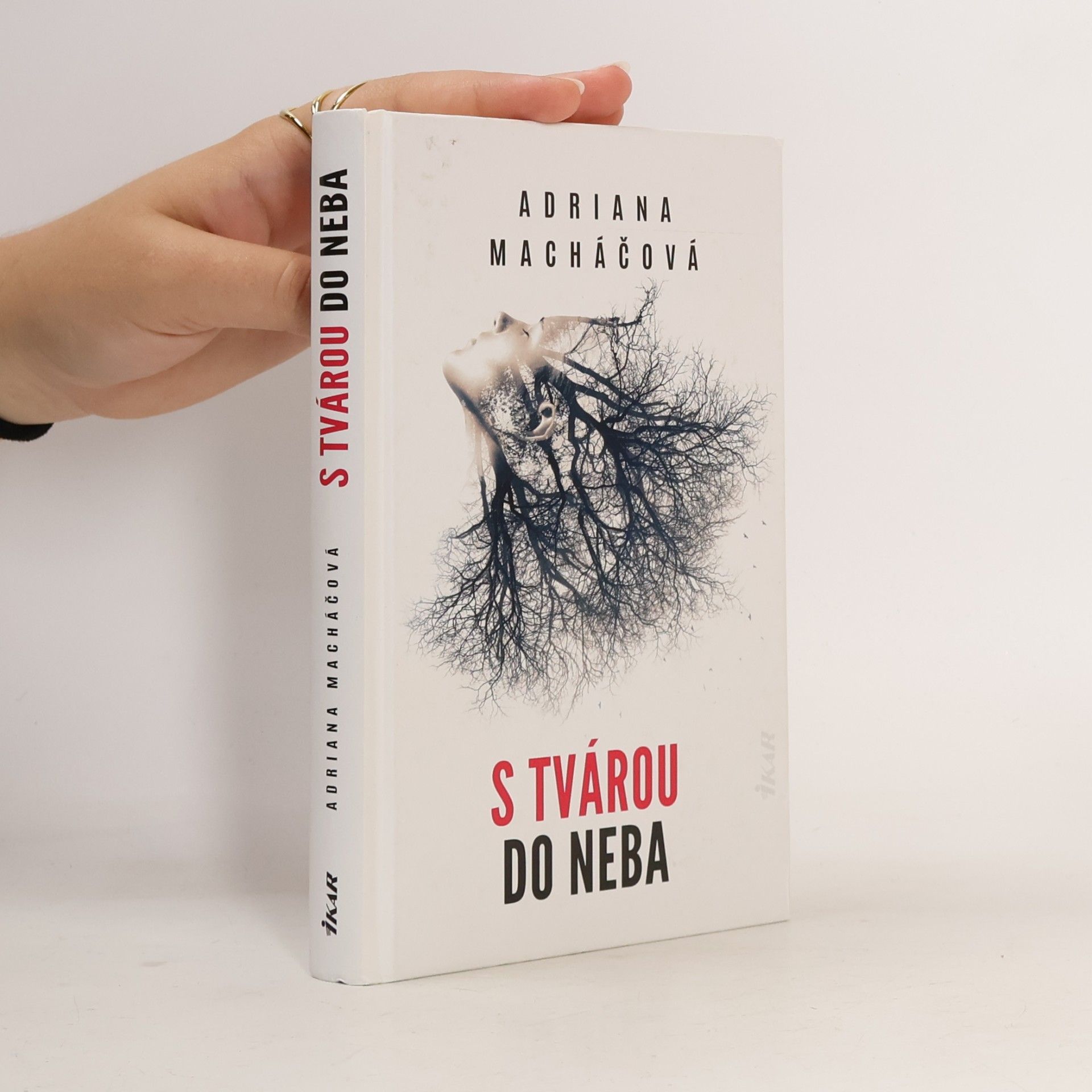 Adriana Machac S tvárou do neba