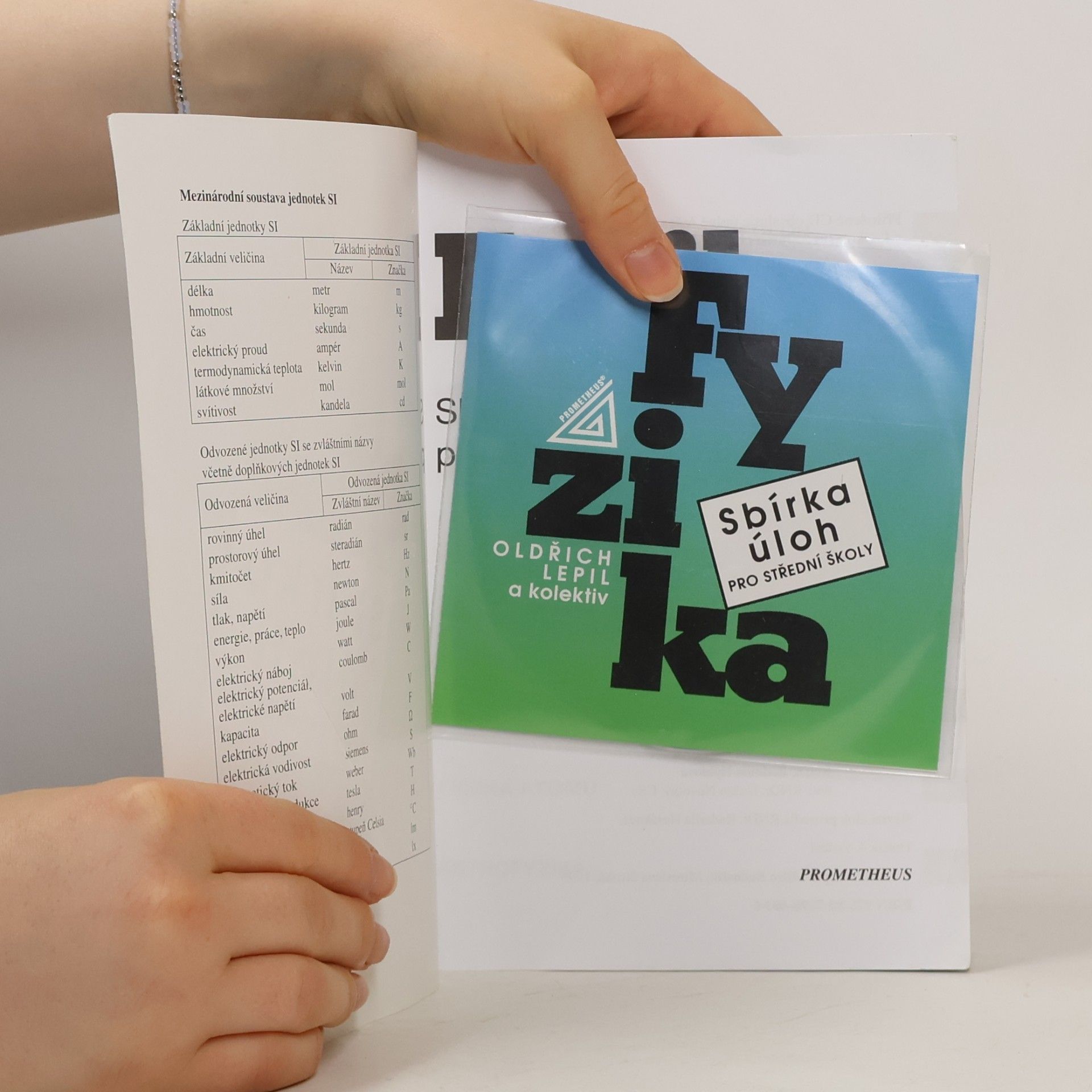 Oldřich Lepil Fyzika. Sbírka úloh pro střední školy