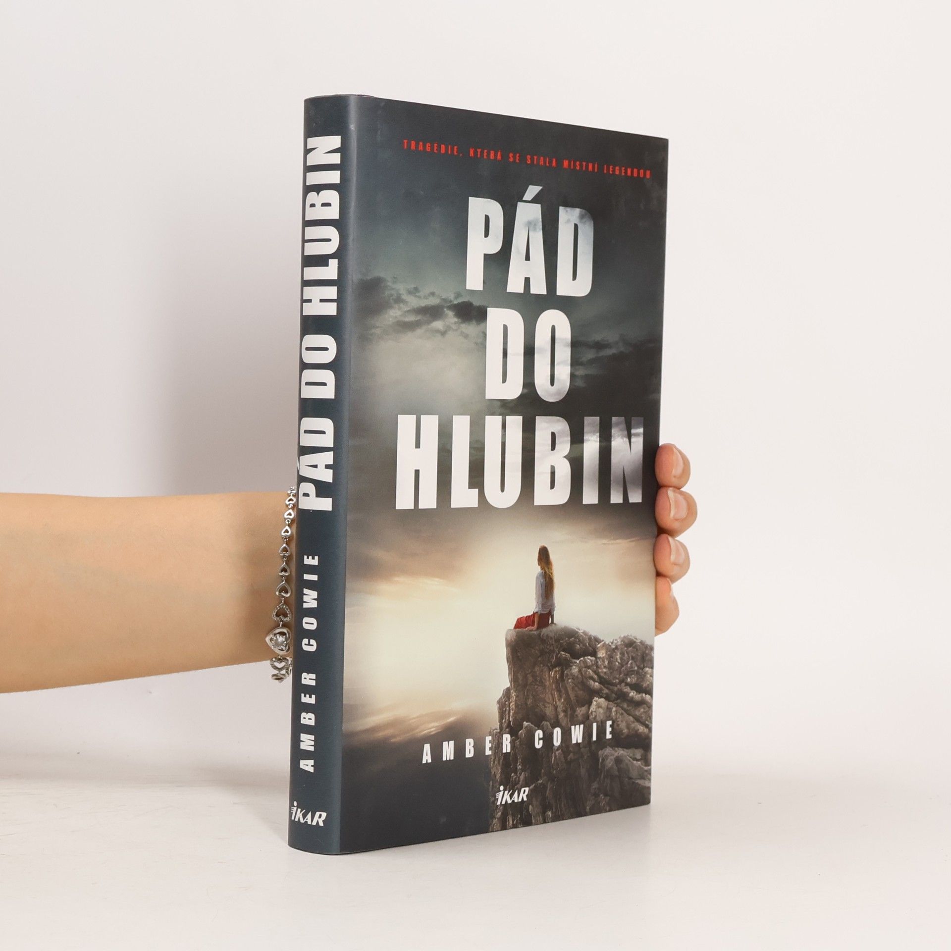 Amber Cowie Pád do hlubin