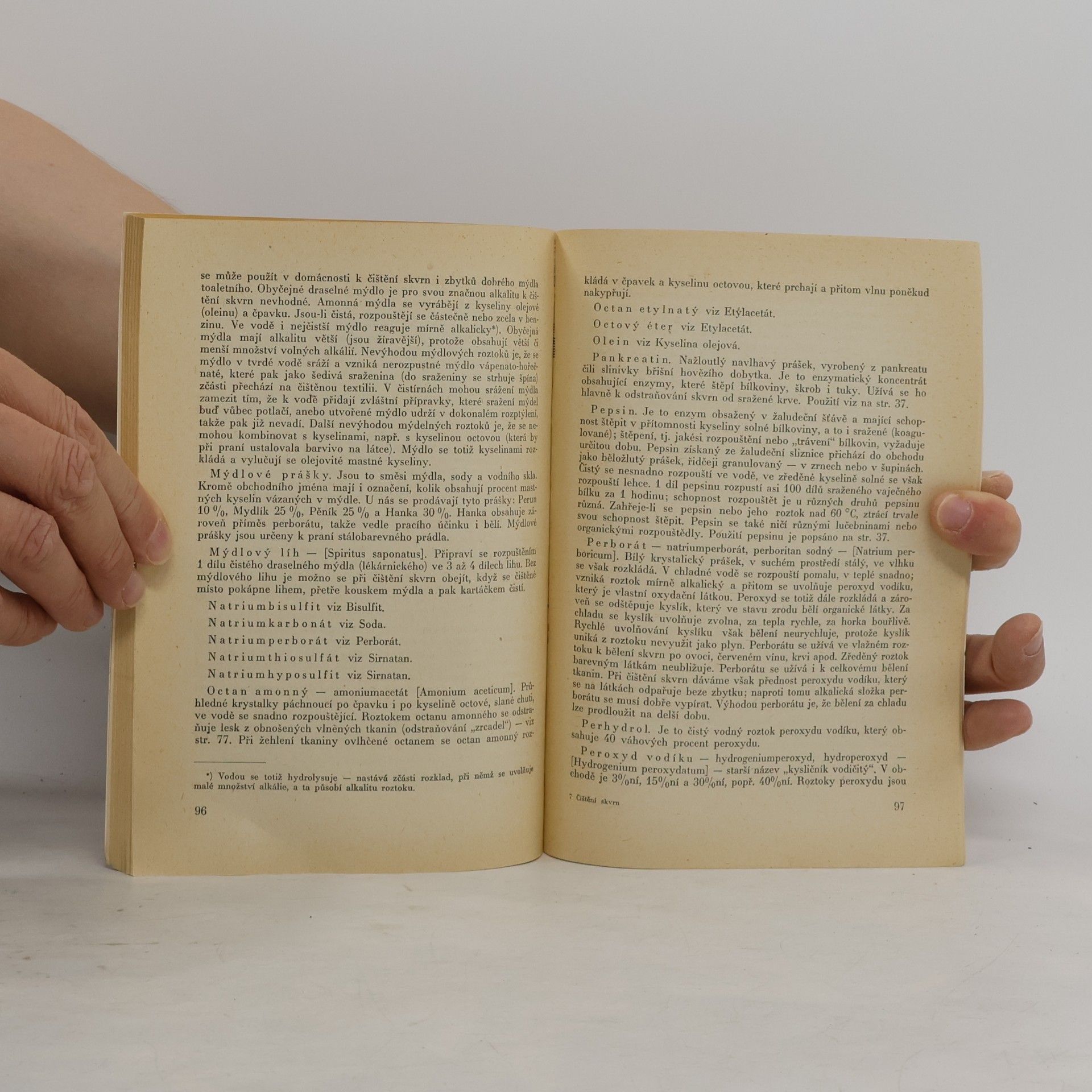 Roman Farský Čištění skvrn a ošetřování textilií, koberců a kožešin