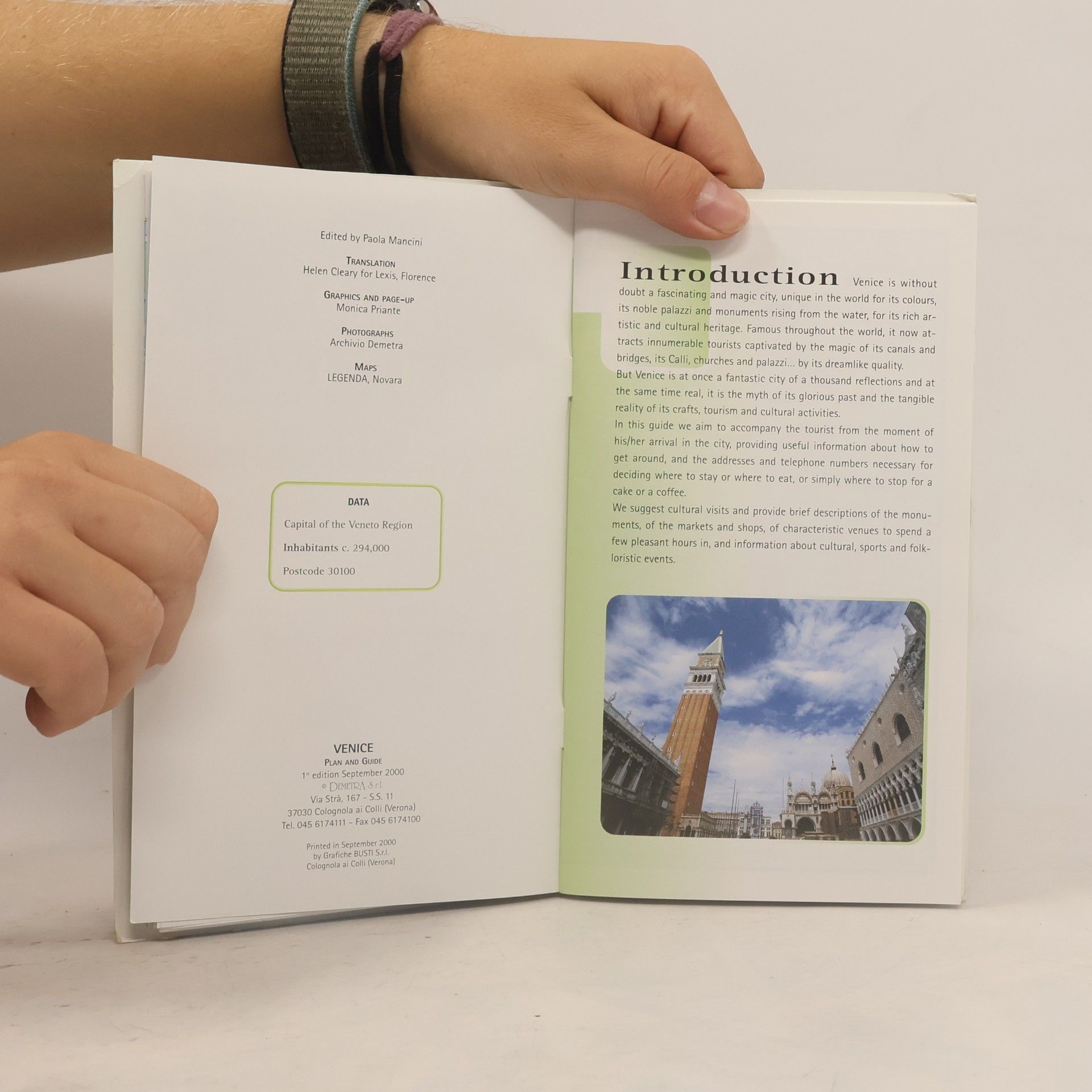Venice: Large Fold-Out Map And Guide Book